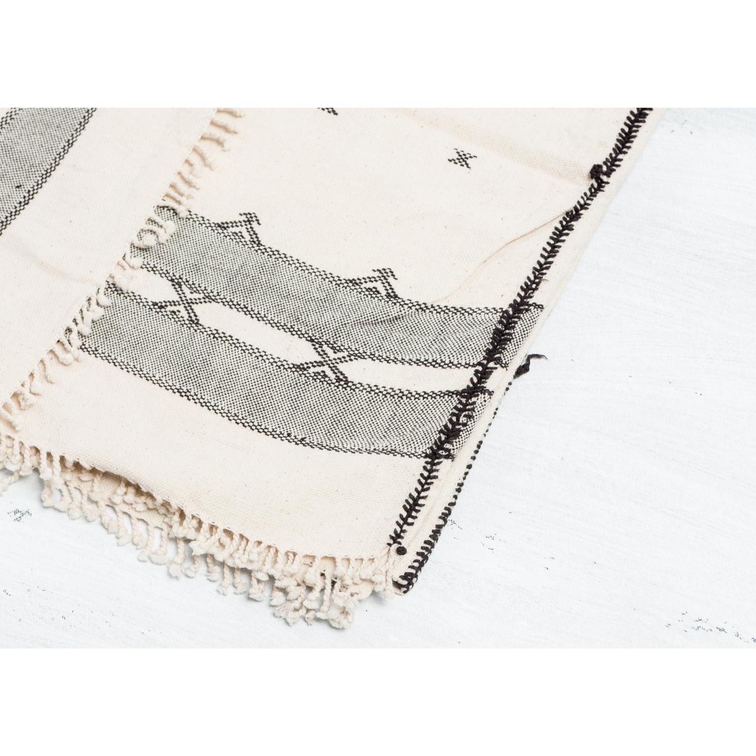 Foulard / couverture artisanal Amro, motifs minimalistes noirs et blancs  En coton biologique en vente 5