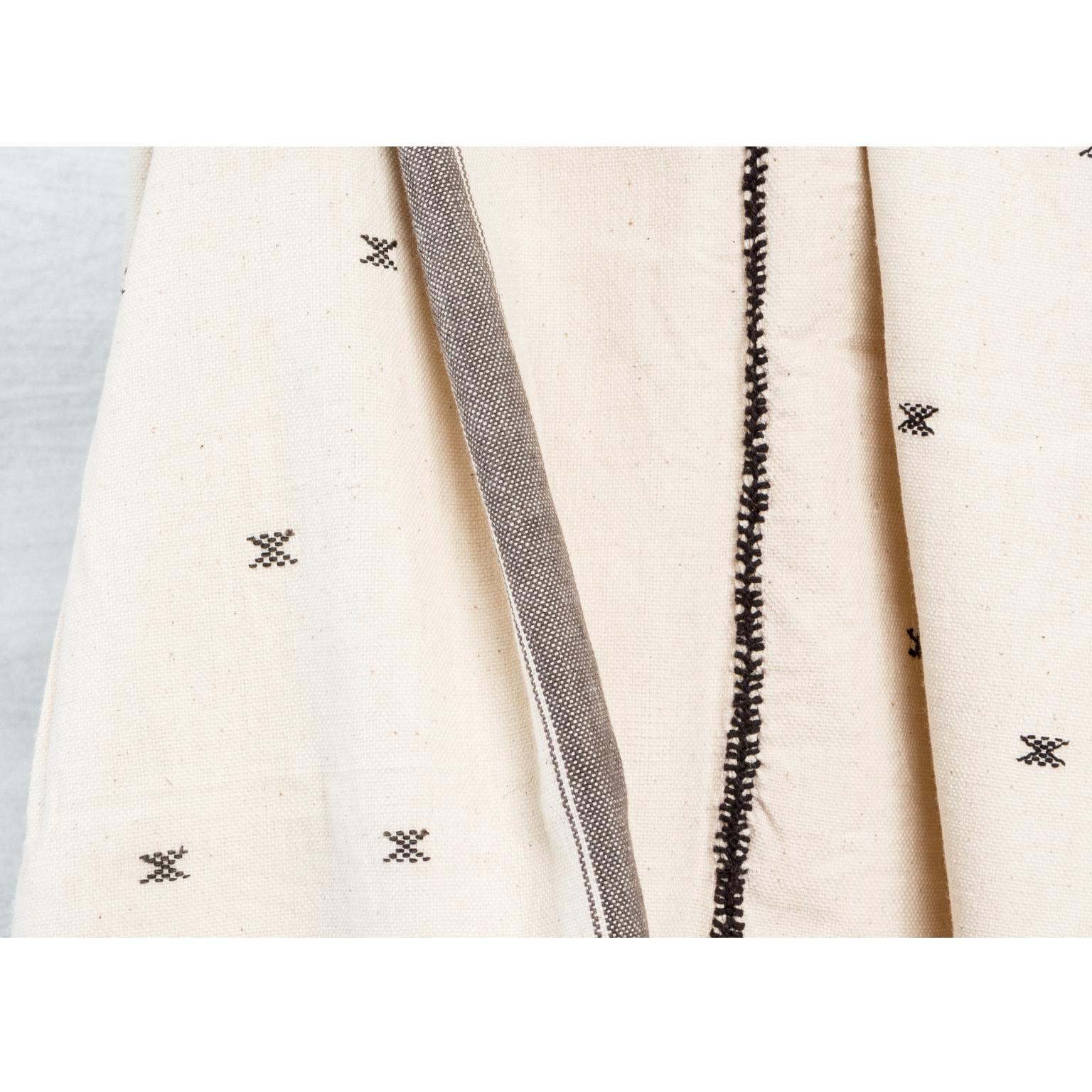 Foulard / couverture artisanal Amro, motifs minimalistes noirs et blancs  En coton biologique en vente 6