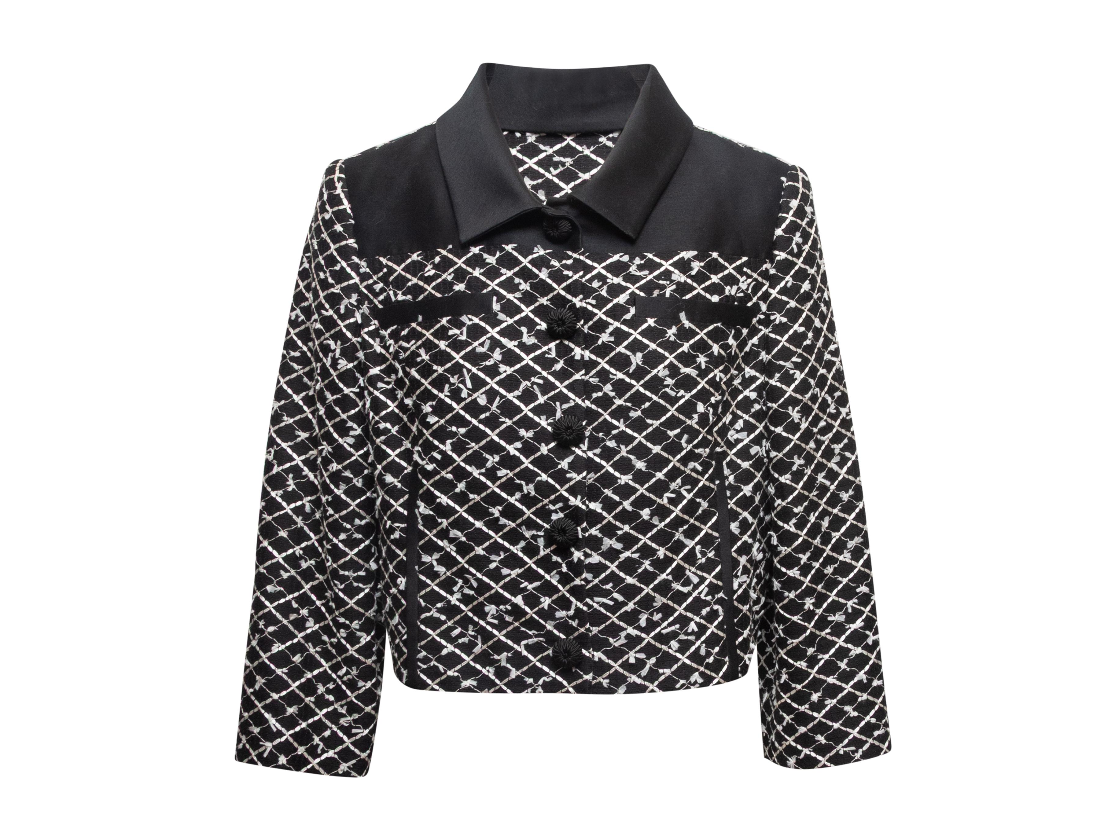 Schwarz-weiße Jacke mit Gitterstruktur von Oscar de la Renta. Spitz zulaufender Kragen. Zwei Brusttaschen. Knopfverschlüsse in der vorderen Mitte. 38