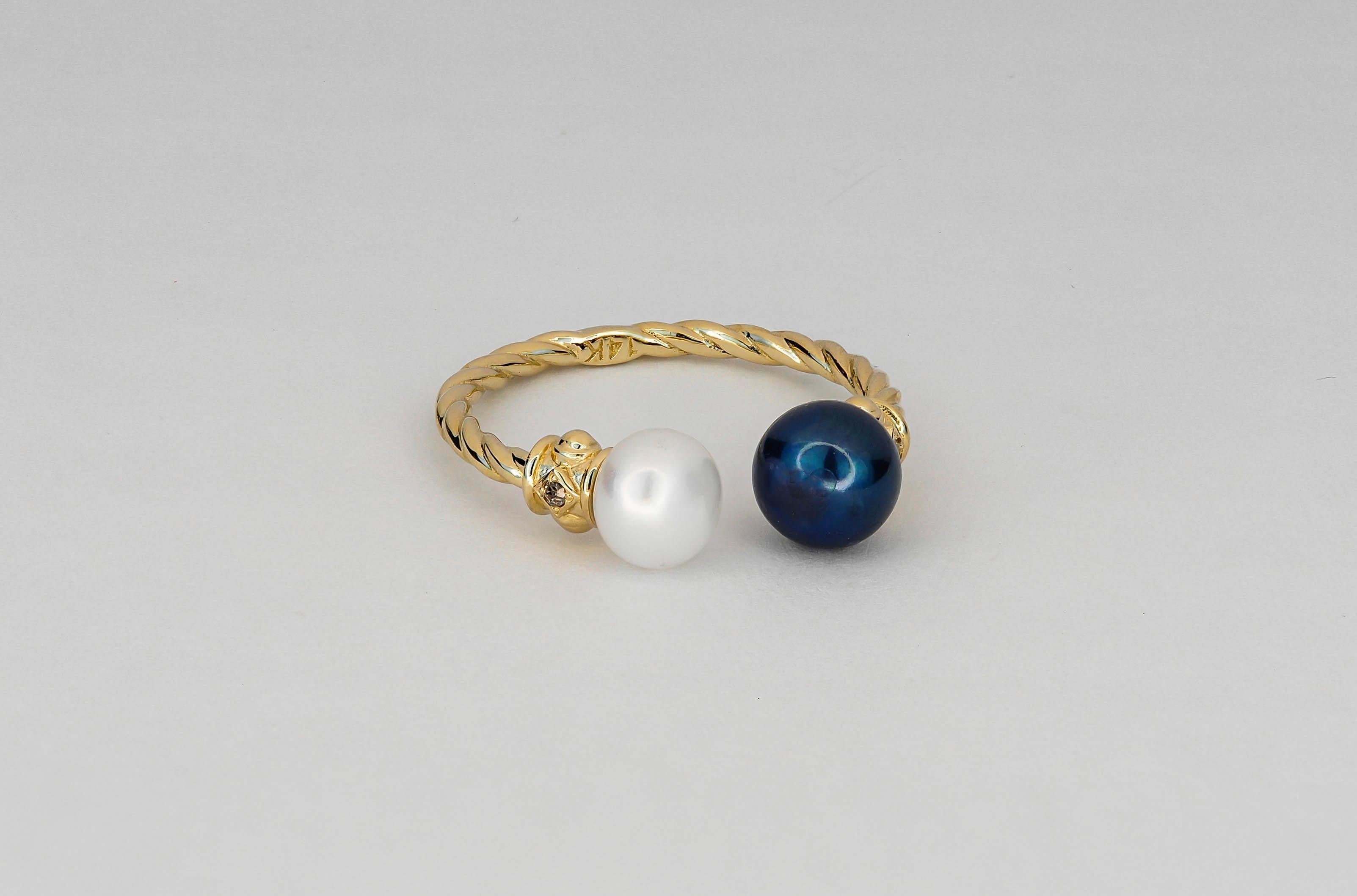 Round Cut Black, White pearl 14k gold ring.  For Sale
