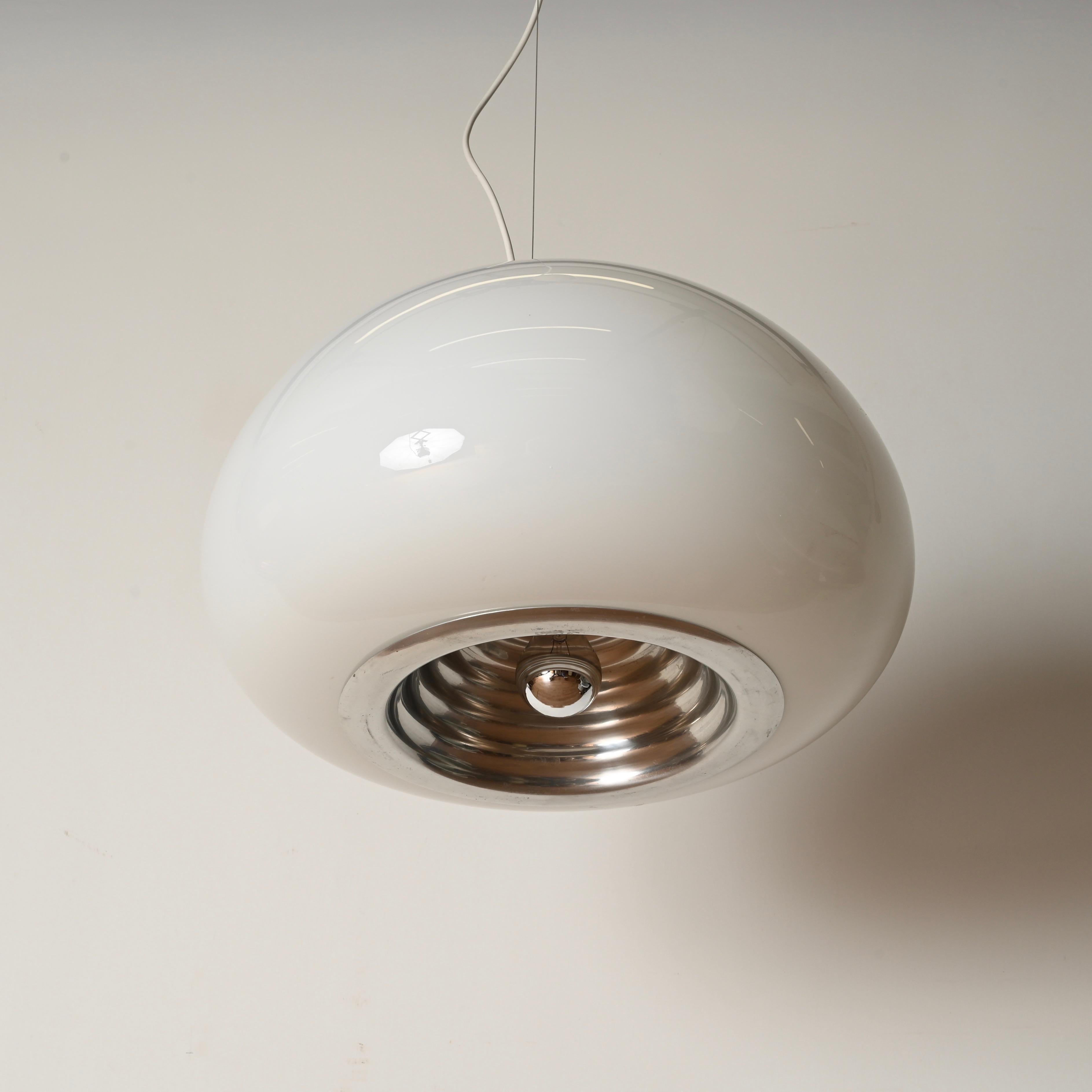 Mid-Century Modern Pendentif noir et blanc en verre et chrome par Castiglioni pour Flos, Italie, années 1970 en vente