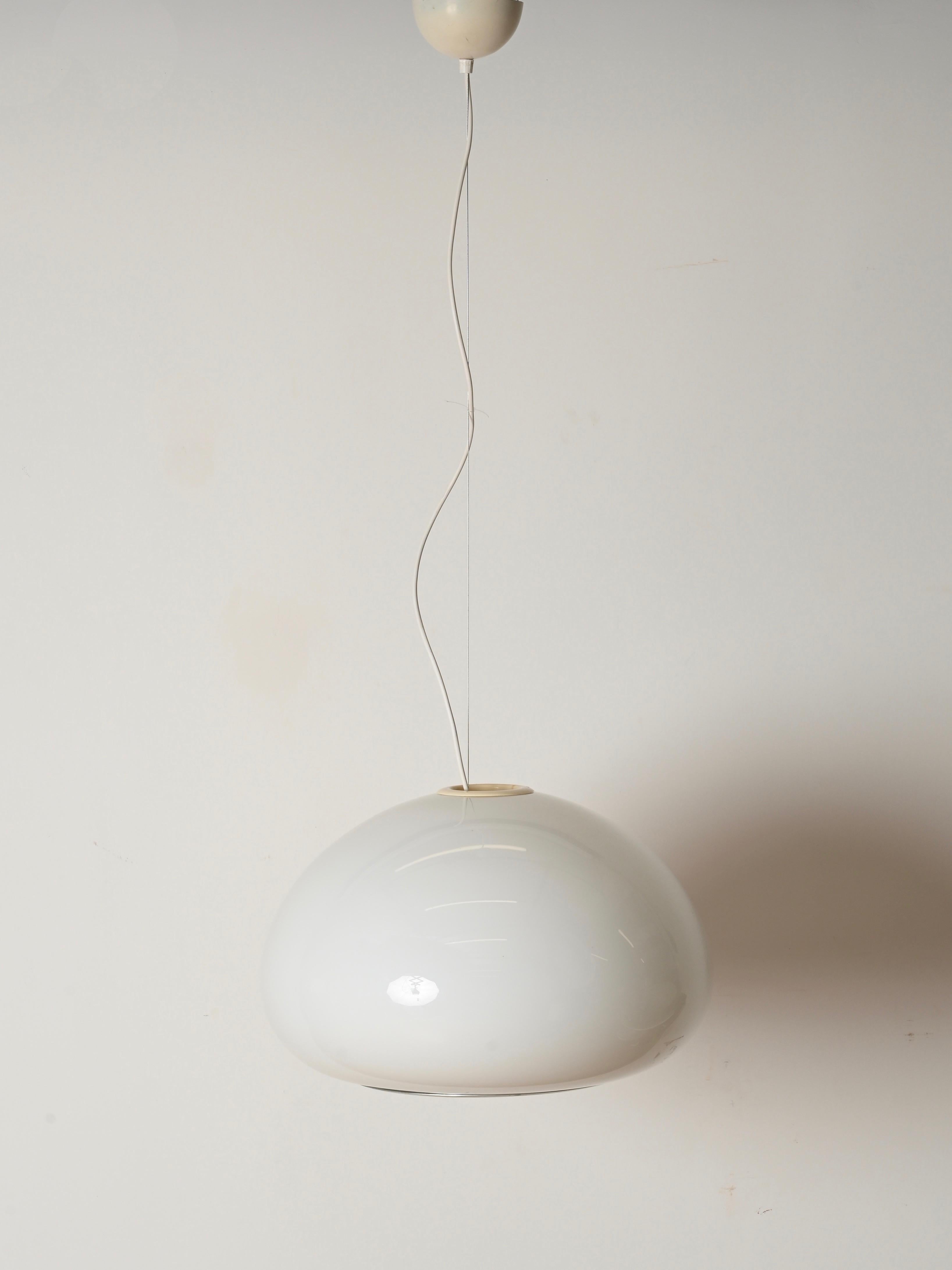 italien Pendentif noir et blanc en verre et chrome par Castiglioni pour Flos, Italie, années 1970 en vente