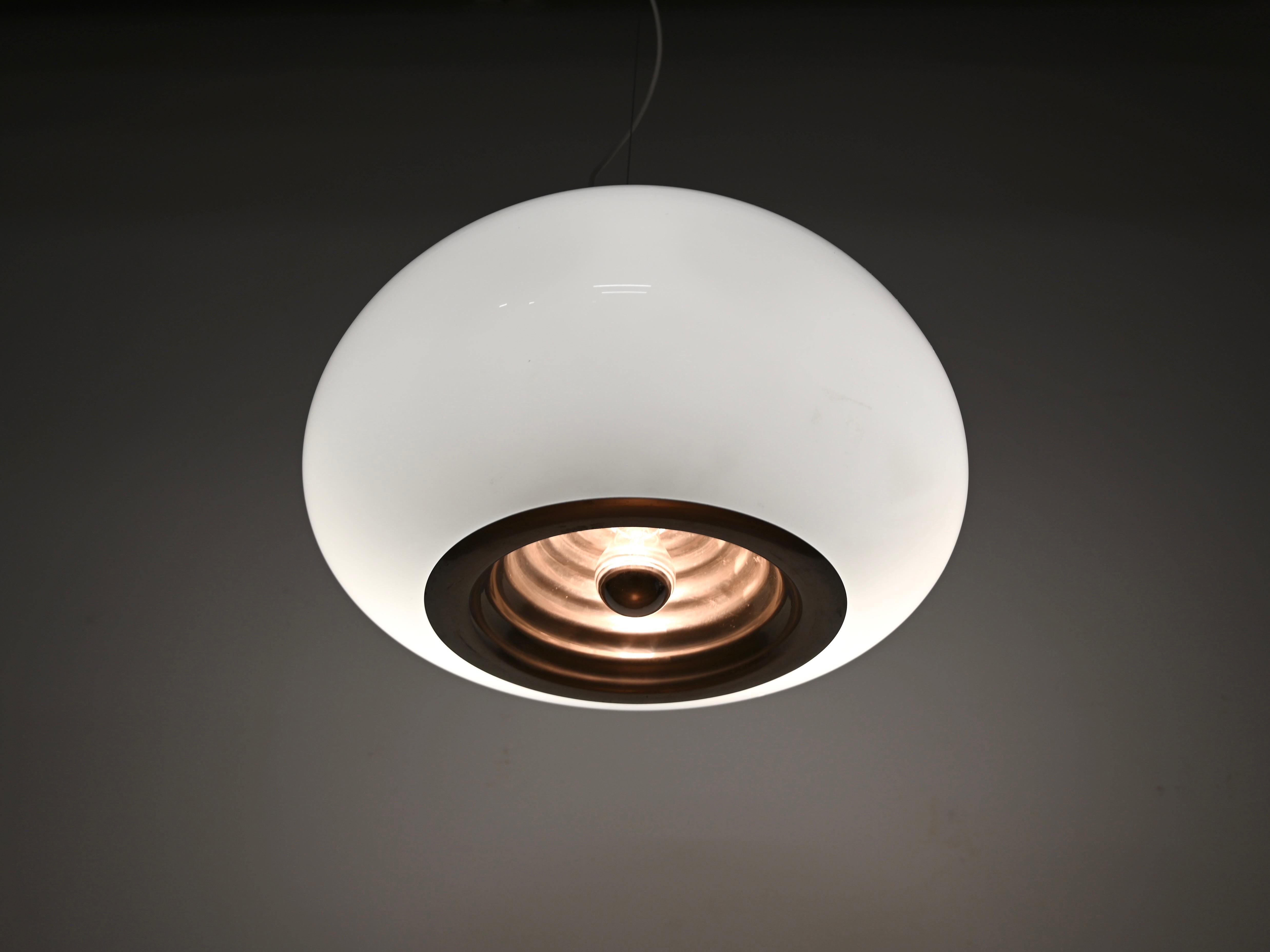 Fin du 20e siècle Pendentif noir et blanc en verre et chrome par Castiglioni pour Flos, Italie, années 1970 en vente