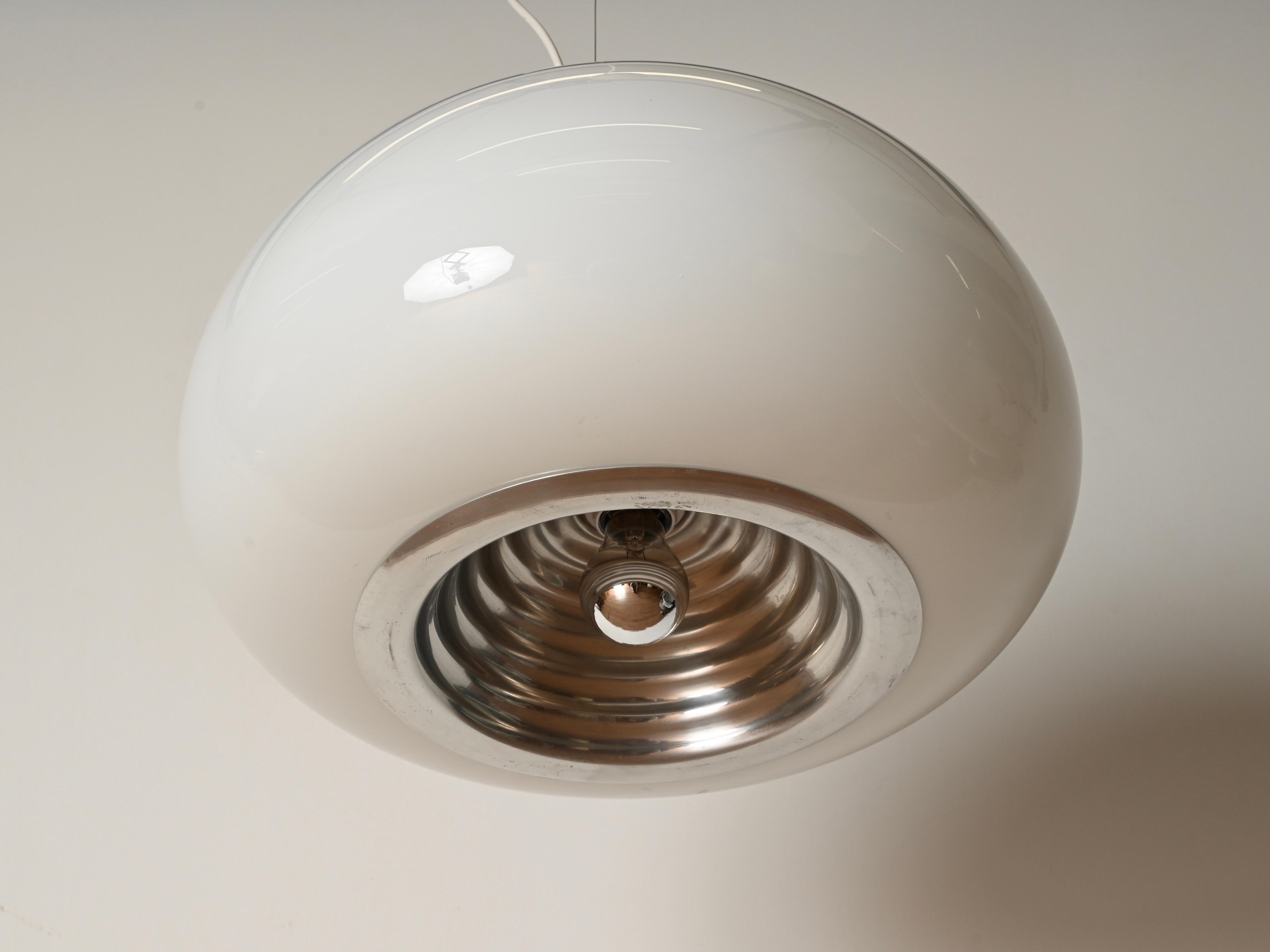 Métal Pendentif noir et blanc en verre et chrome par Castiglioni pour Flos, Italie, années 1970 en vente