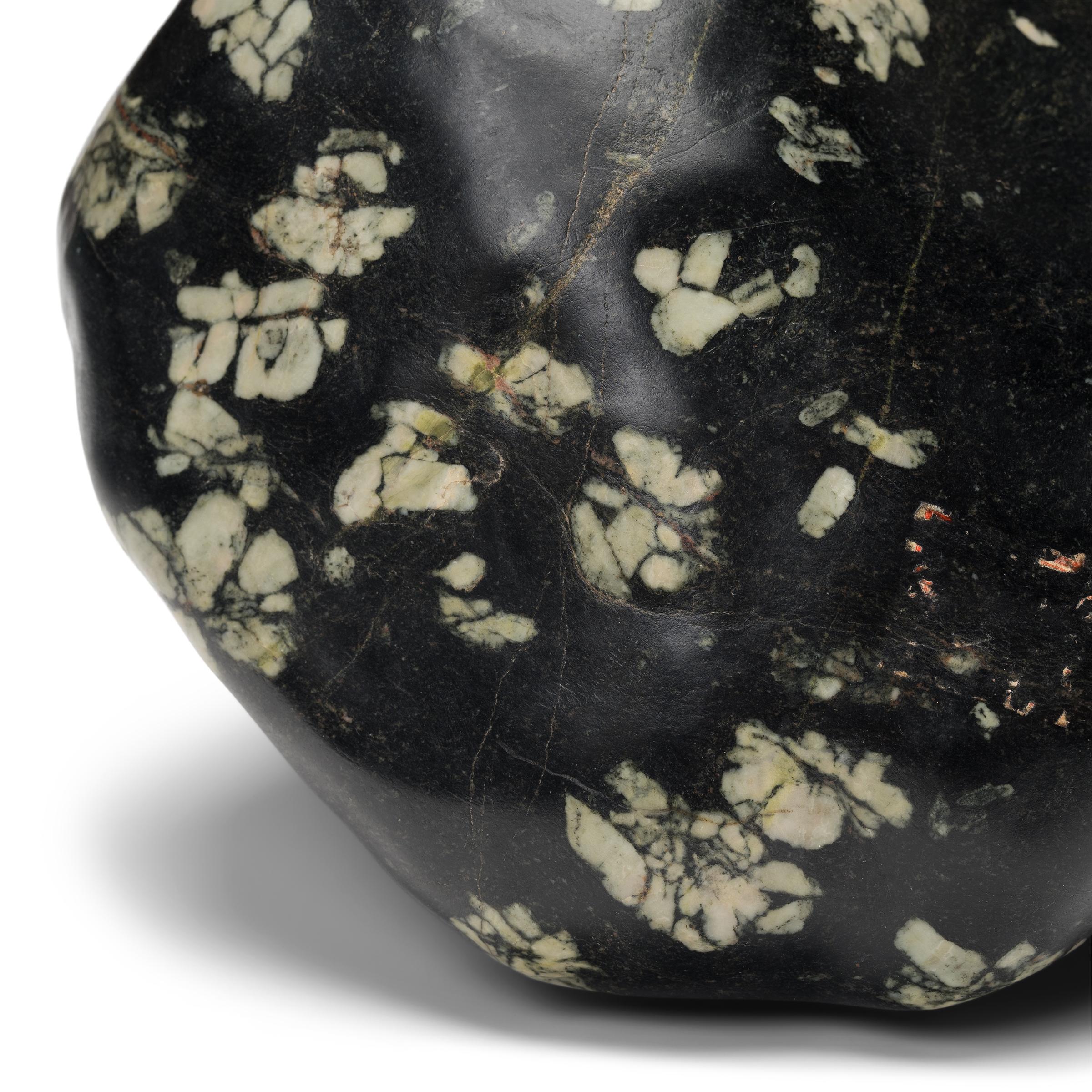 Organico moderno Pietra di mediazione con peonie bianche e nere A. Stone in vendita