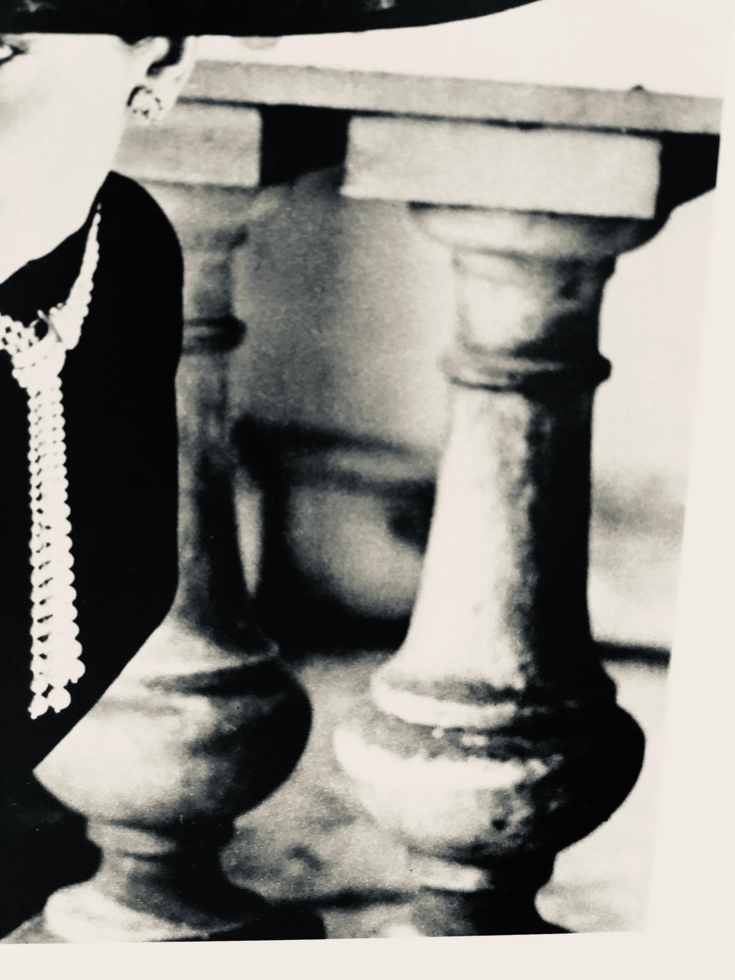 Schwarz-Weiß-Foto Norman Parkinson Legroux Soeurs Hut 1952, Bleistiftgravur im Angebot 10