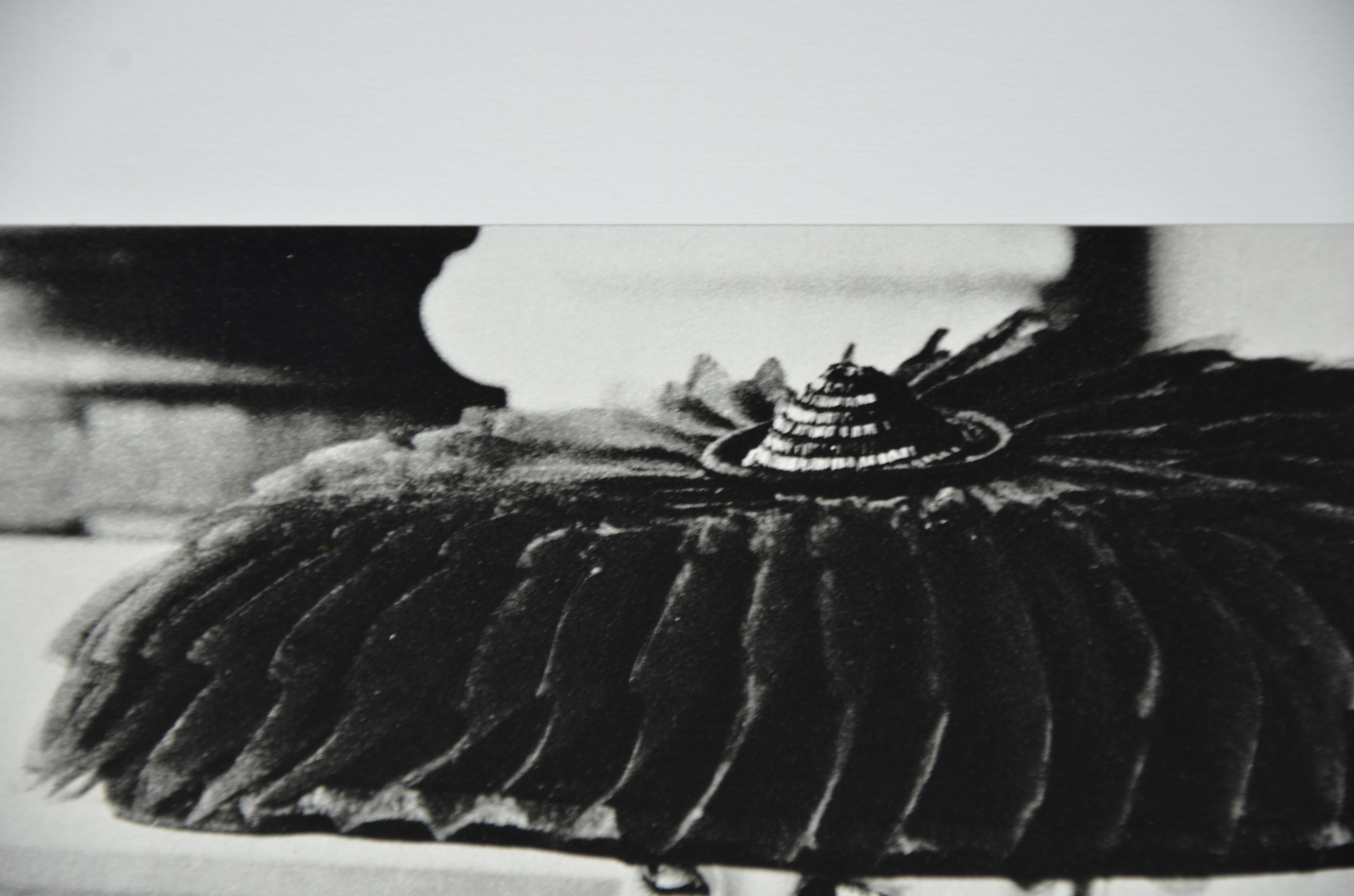 Schwarz-Weiß-Foto Norman Parkinson Legroux Soeurs Hut 1952, Bleistiftgravur im Angebot 4