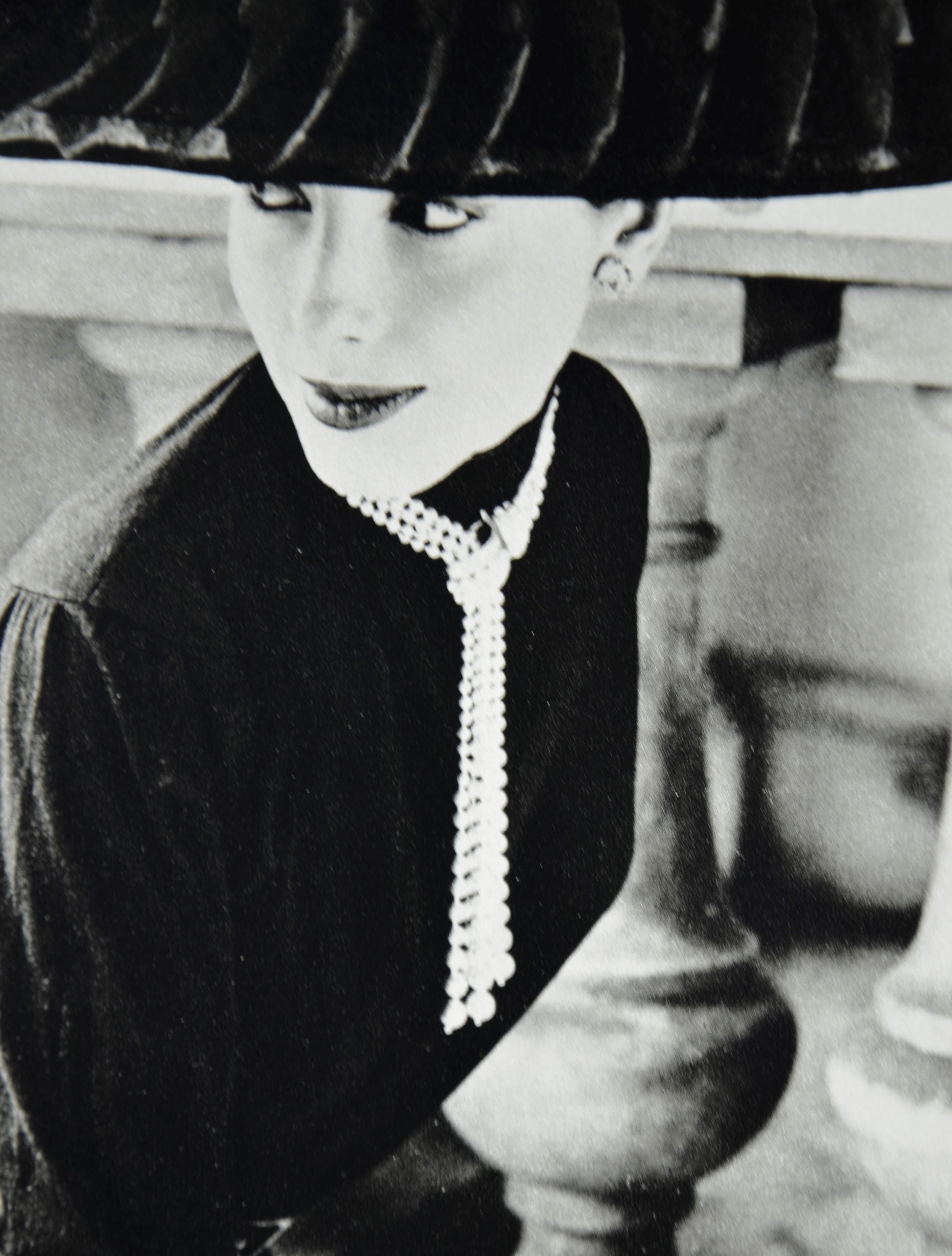 Schwarz-Weiß-Foto Norman Parkinson Legroux Soeurs Hut 1952, Bleistiftgravur im Angebot 5