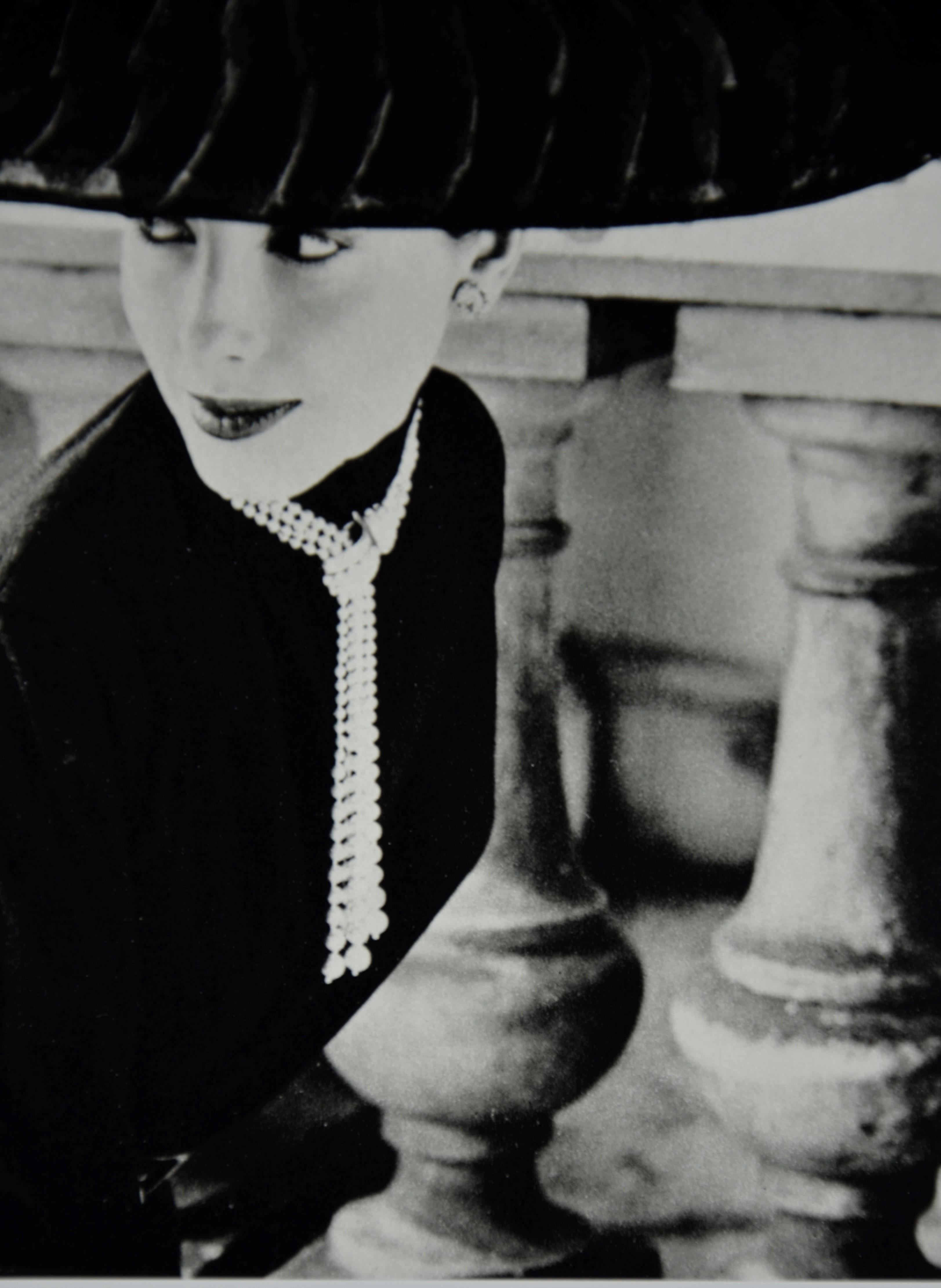 Schwarz-Weiß-Foto Norman Parkinson Legroux Soeurs Hut 1952, Bleistiftgravur im Angebot 8