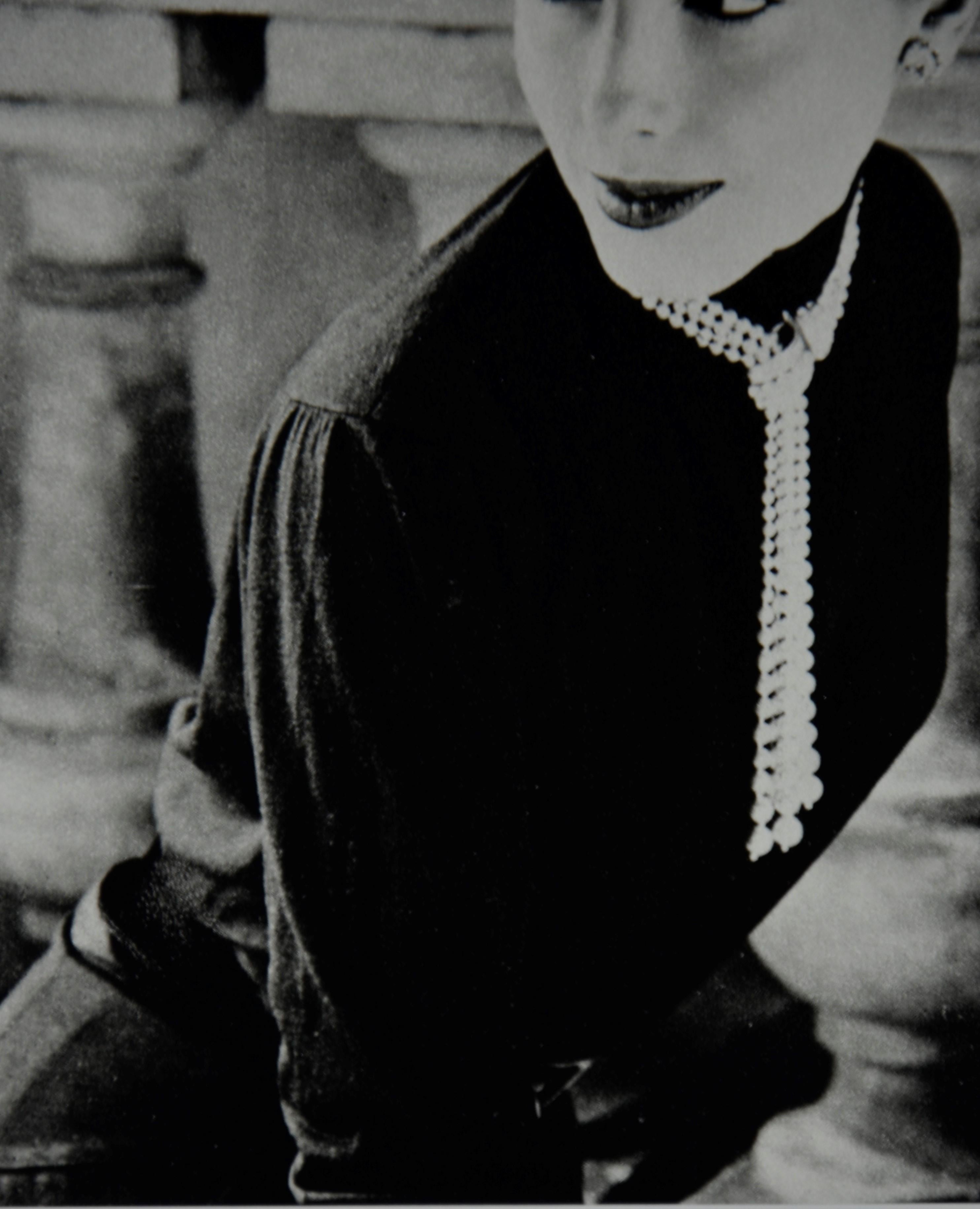 Schwarz-Weiß-Foto Norman Parkinson Legroux Soeurs Hut 1952, Bleistiftgravur im Angebot 9
