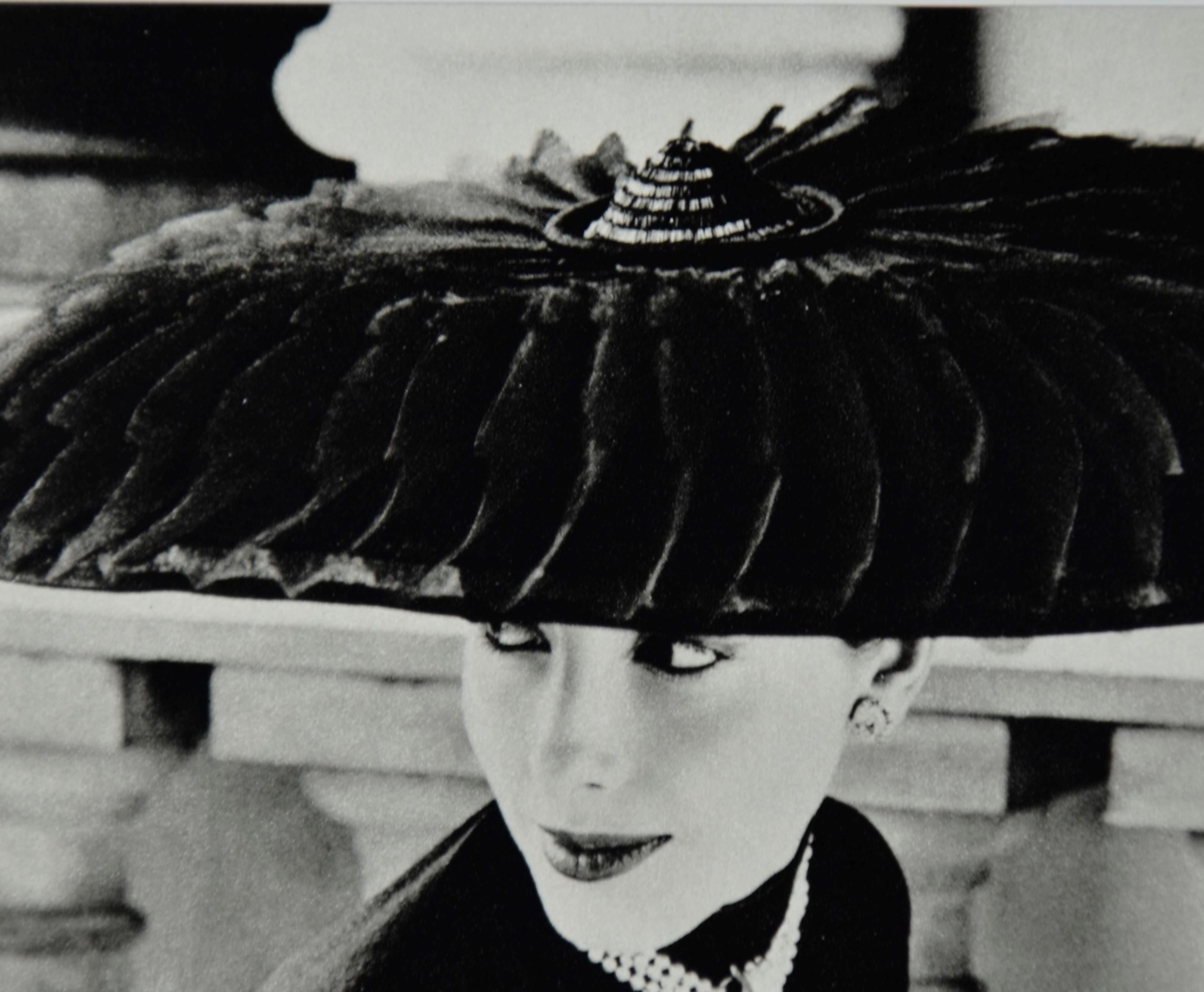 Schwarz-Weiß-Foto Norman Parkinson Legroux Soeurs Hut 1952, Bleistiftgravur im Angebot 1