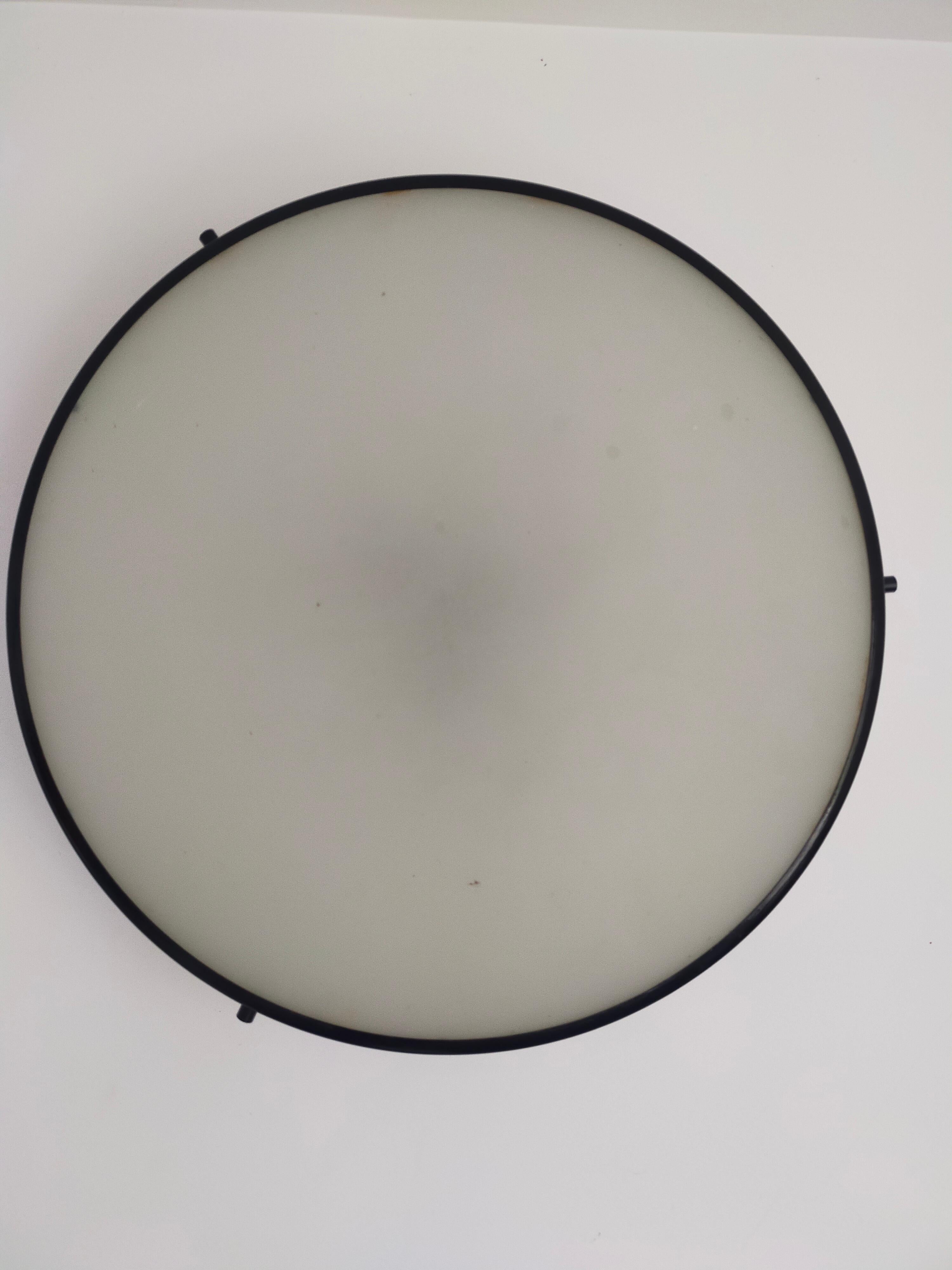 Very rare Black & white Pierre Paulin 3075/A ceiling light manufactured by Diderot circa 1955.
Circular black and white lacquered metal mount with frosted rounded glass diffuser.

Ref. 