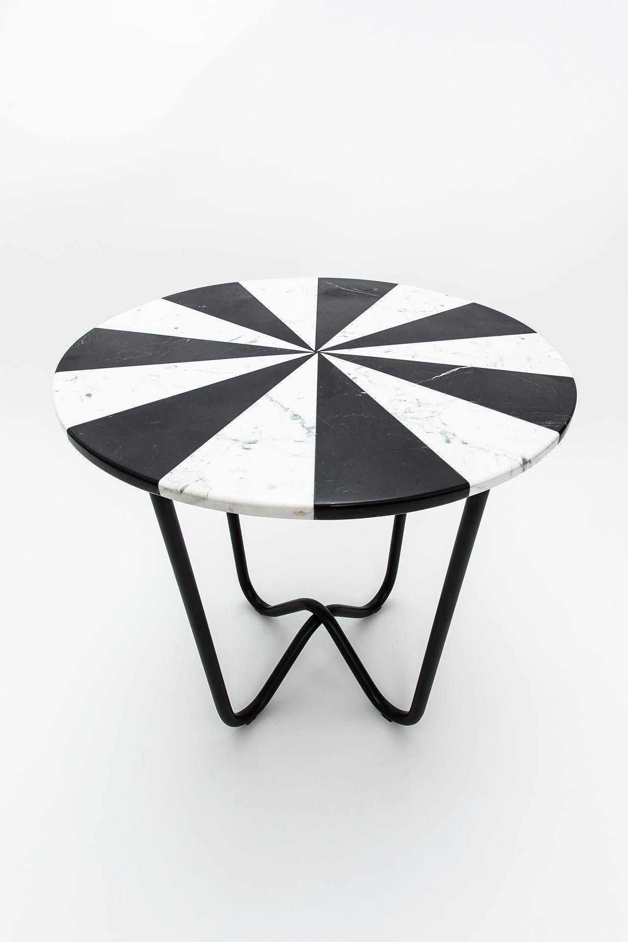 Tavolino Jasmine Pizza B&W di Merve Kahraman

Nero Afyon, marmo bianco Tasos e gambe in metallo nero

24