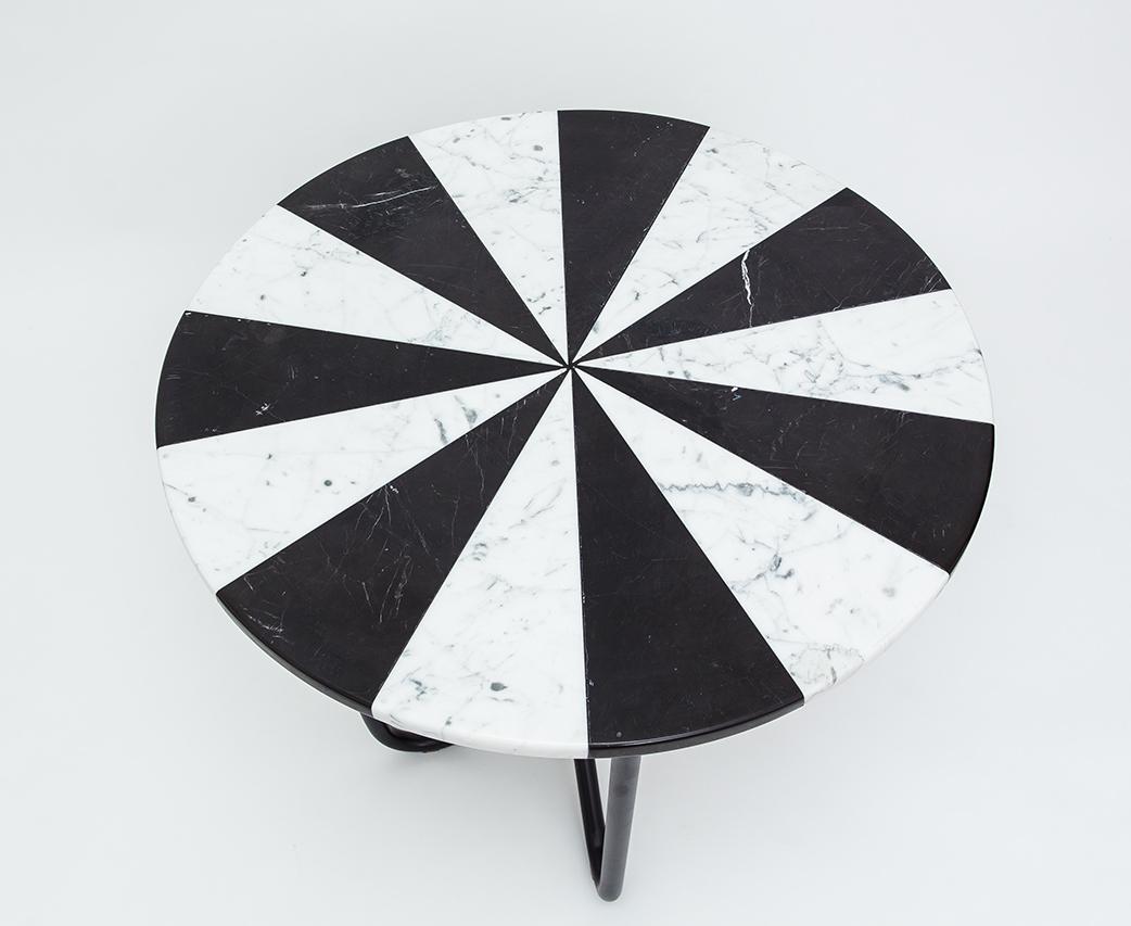 Tavolino Pizza in bianco e nero di MERVE KAHRAMAN, marmo e gambe in metallo lucido In condizioni Nuovo in vendita a New York, NY