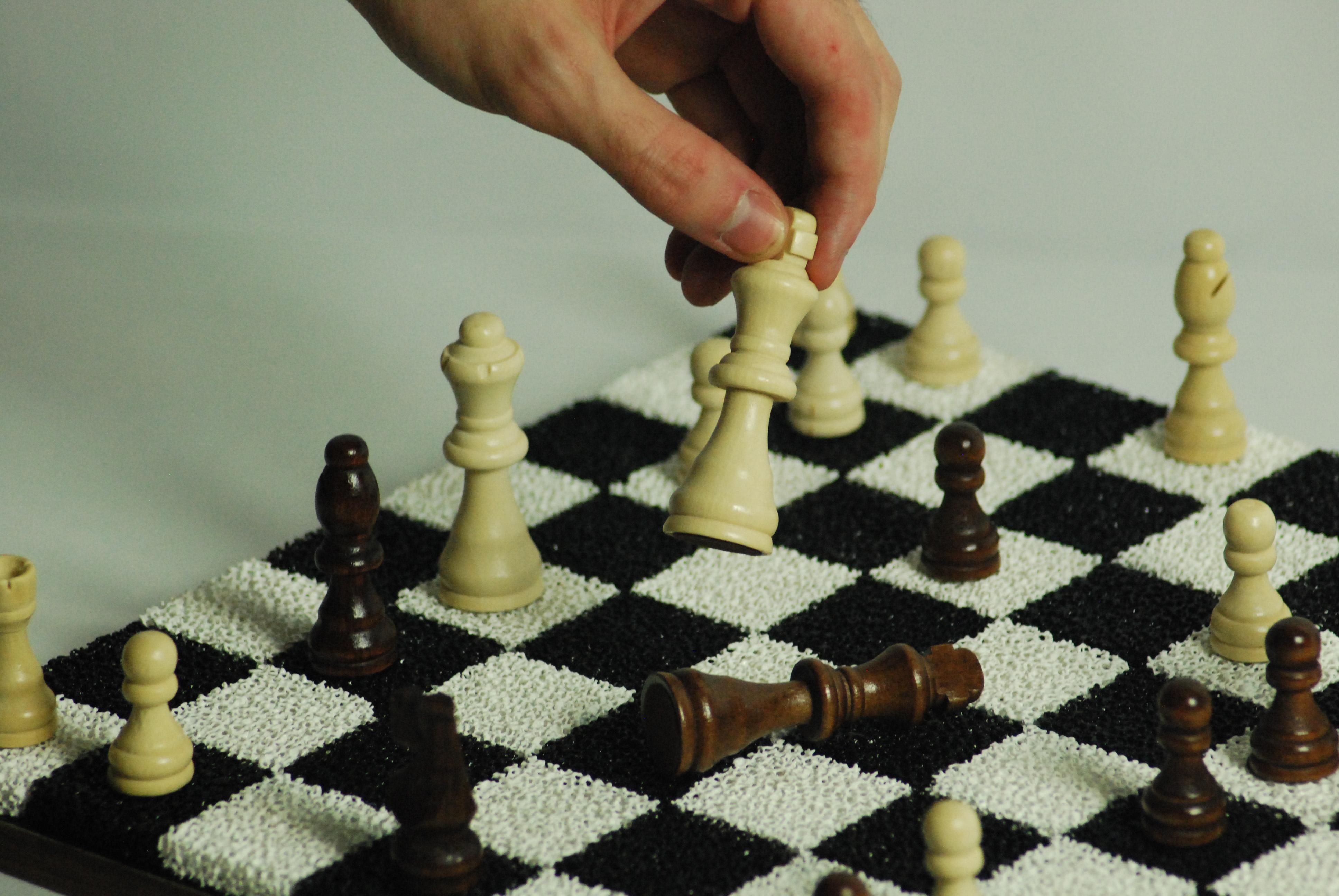 Britannique Planche d'échecs et de carreaux en céramique poreuse noire et blanche, pièces en bois et bord en noyer en vente
