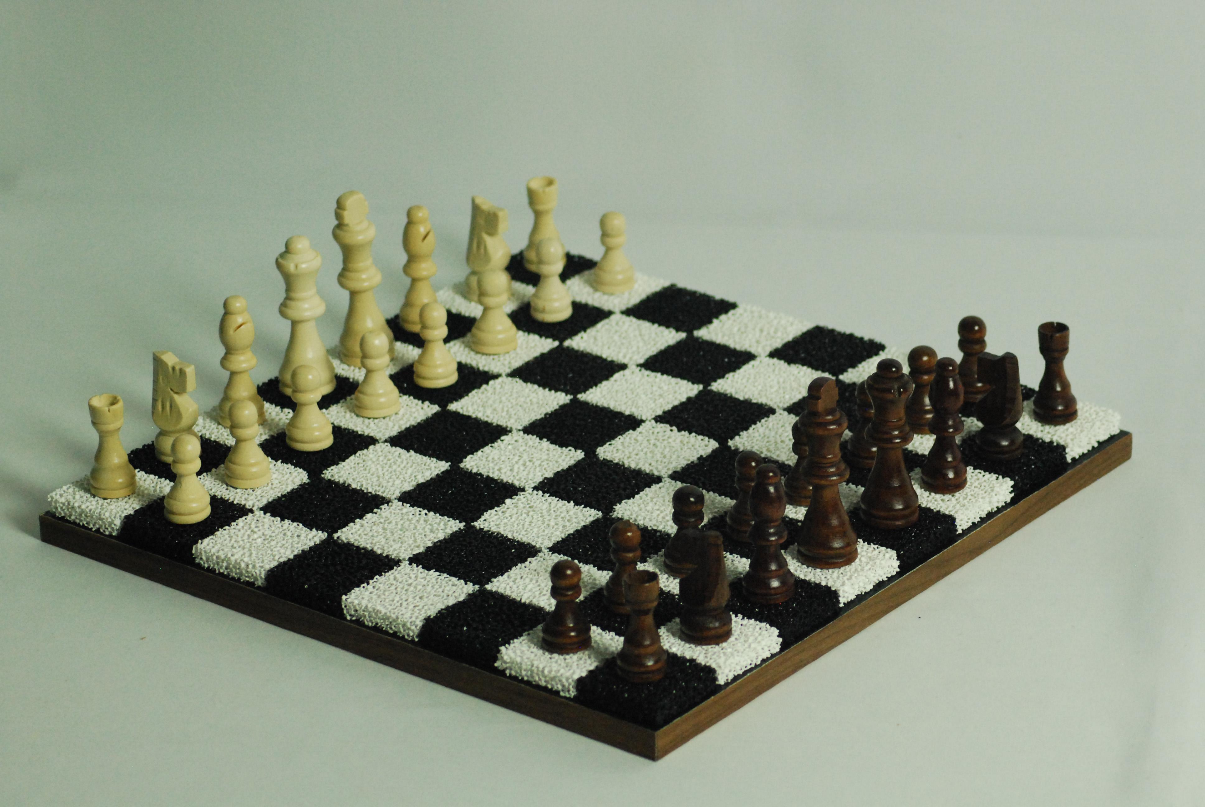 Sculpté à la main Planche d'échecs et de carreaux en céramique poreuse noire et blanche, pièces en bois et bord en noyer en vente