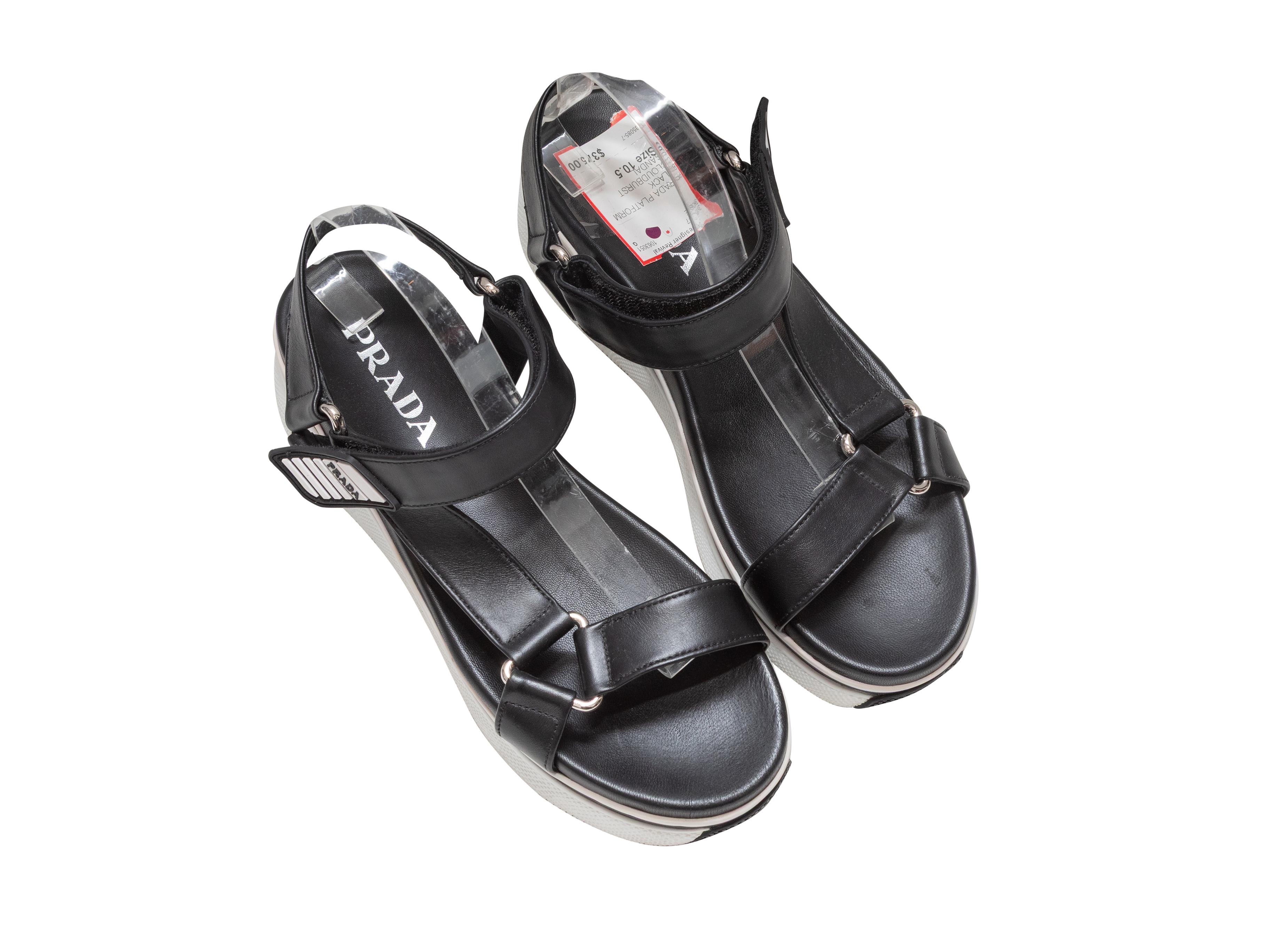Sandalias de plataforma Cloudburst de piel en blanco y negro de Prada. Suelas de goma. Cierres de correa de velcro en los tobillos. Altura de la plataforma de 1,5