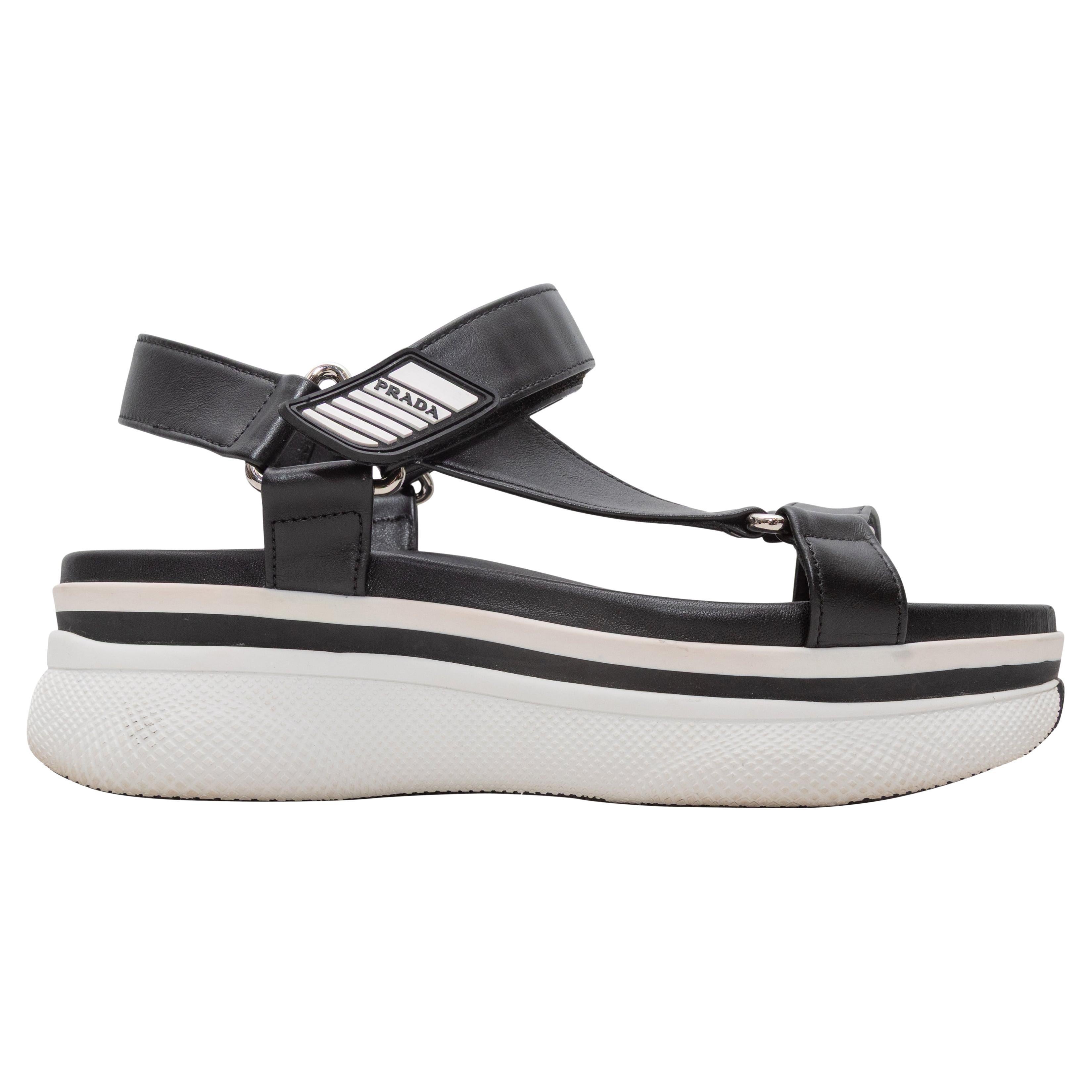 Sandalias blancas y negras Prada Cloudburst Talla 40.5 en venta