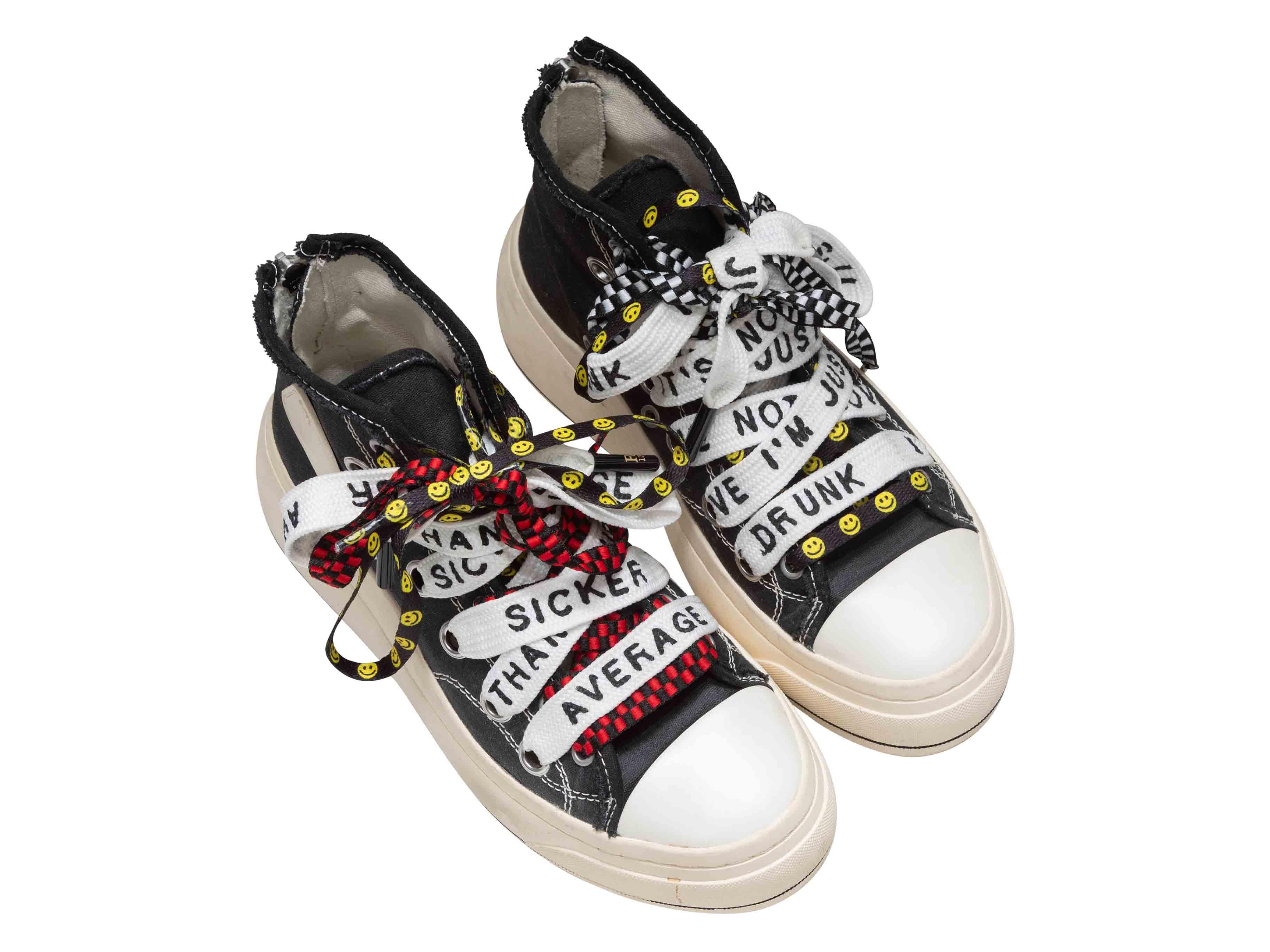 Sneakers alte con plateau in tela bianca e nera di R13. Dettagli in pizzo sulla parte superiore. Suole in gomma. Chiusura con zip agli sportelli. Altezza gambo 3,75