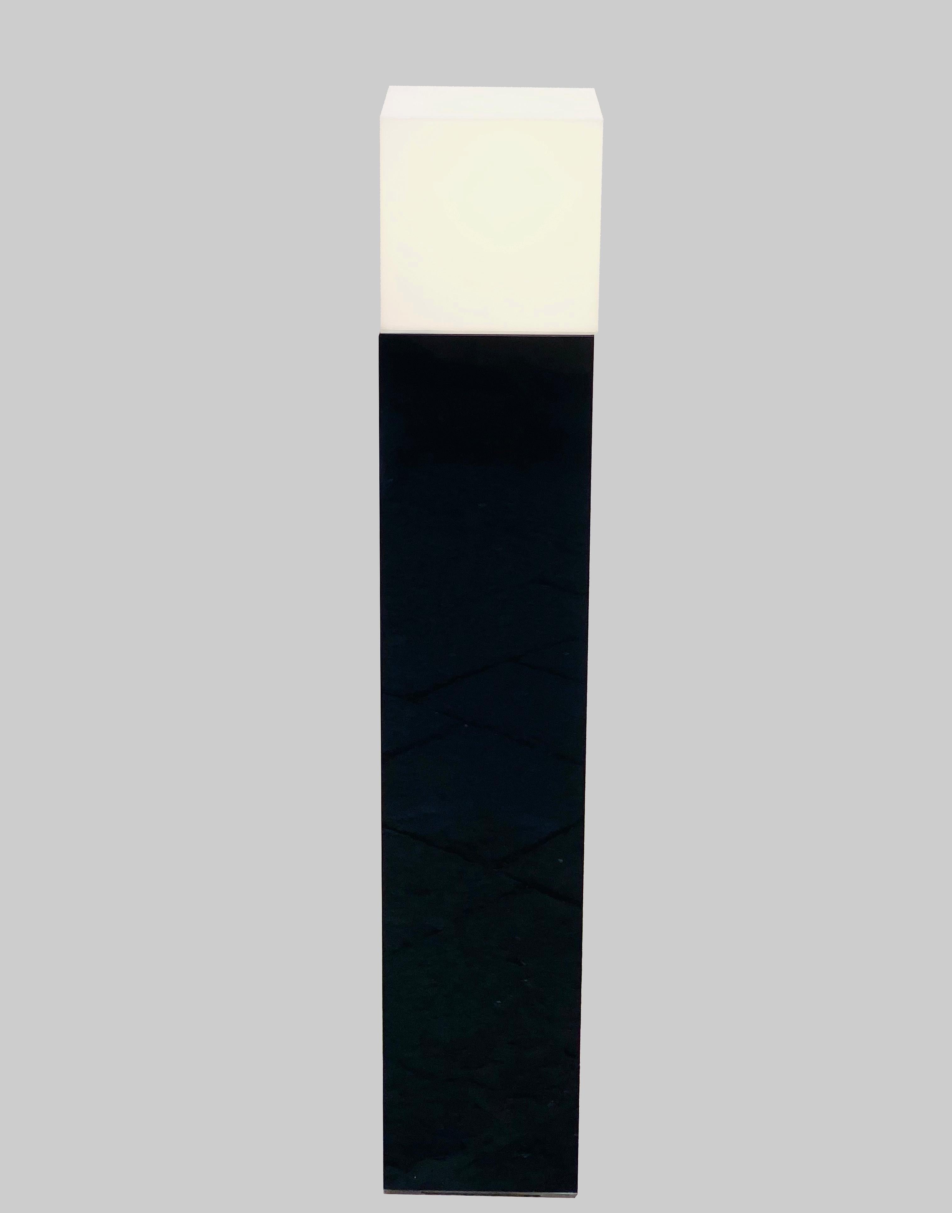 Mid-Century Modern Black & White Resin Parallelepiped Floor Lamp, Italy 1980s