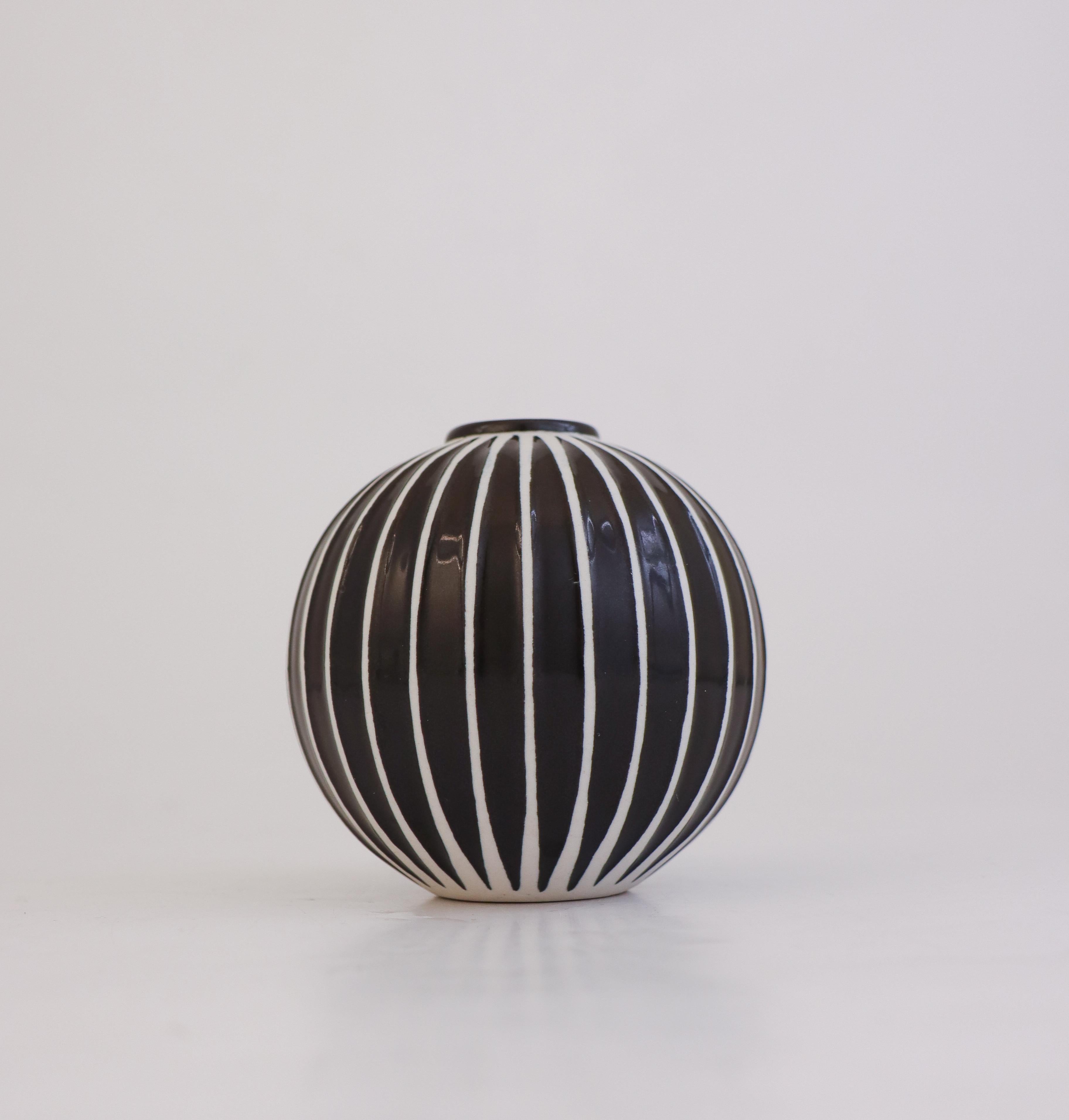 Scandinavo moderno Black & White Round Spheral Vase Domino, Stig Lindberg, Gustavsberg, 1950s in vendita