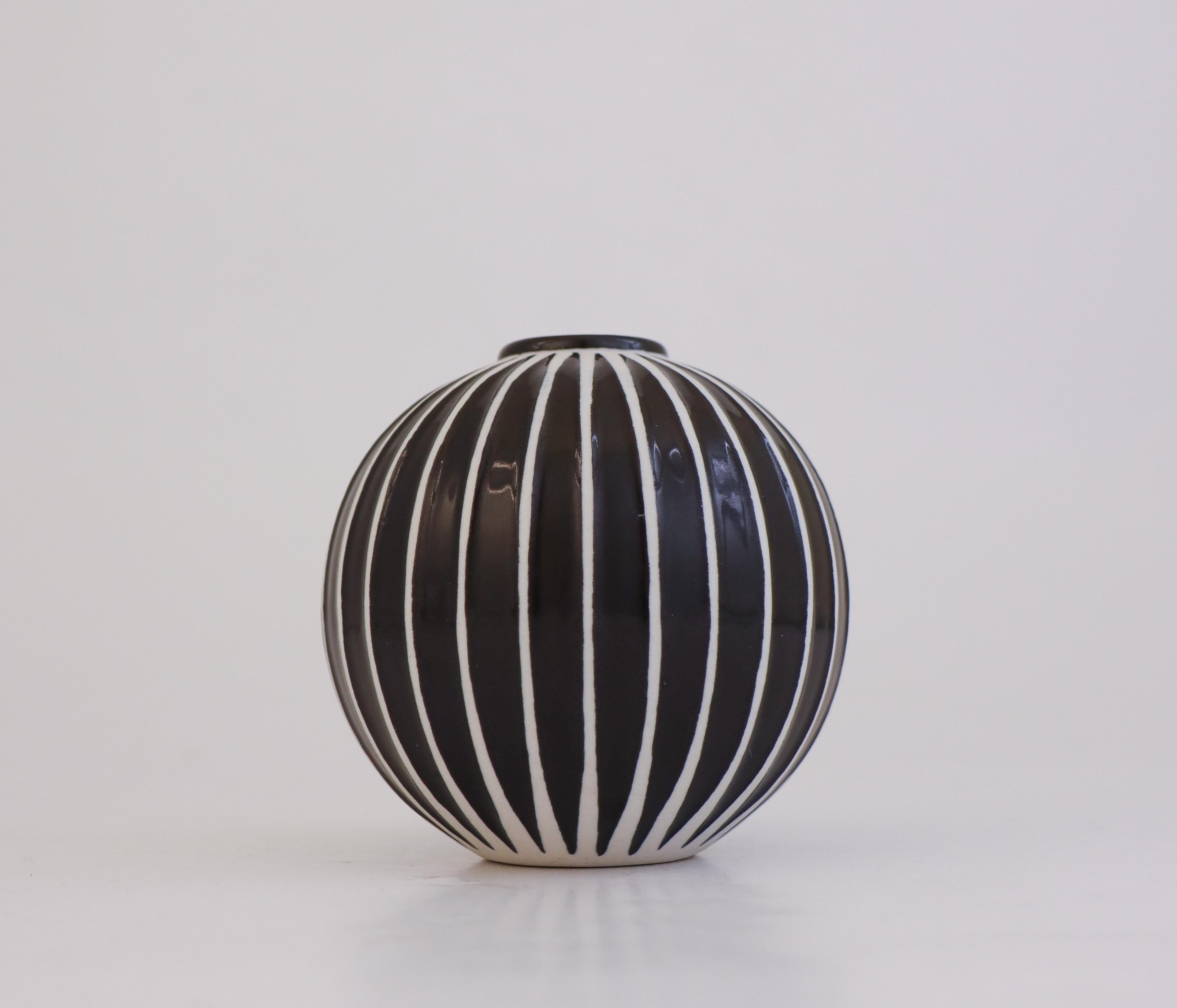 Svedese Black & White Round Spheral Vase Domino, Stig Lindberg, Gustavsberg, 1950s in vendita