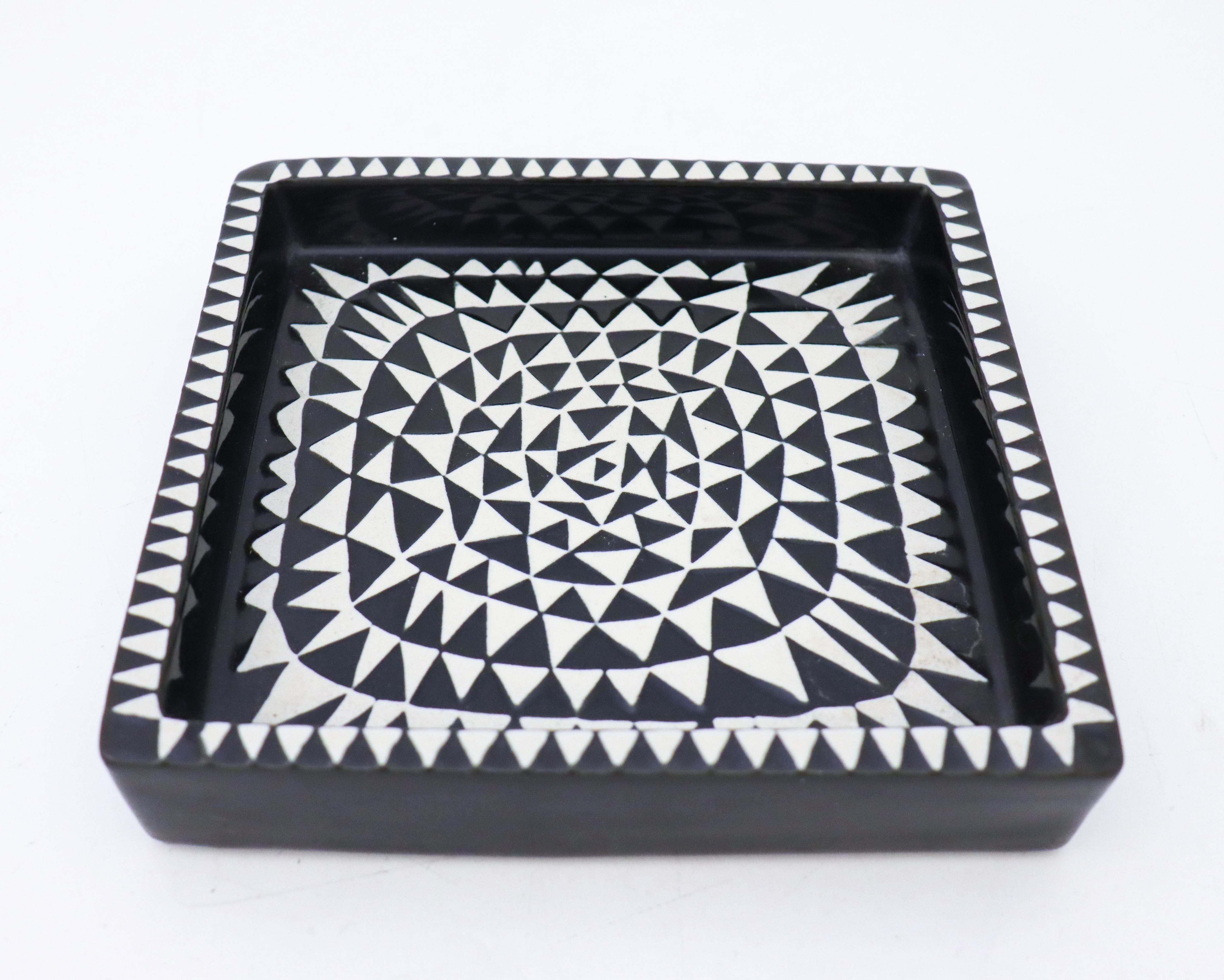 A lovely serving dish of model Domino designed by Stig Lindberg at Gustavsberg. It is 20 x 20 cm and in excellent condition. It is marked below with the Gustavsberg stamp. 

The Domino serie was created by Stig Lindberg in 1954 to the large