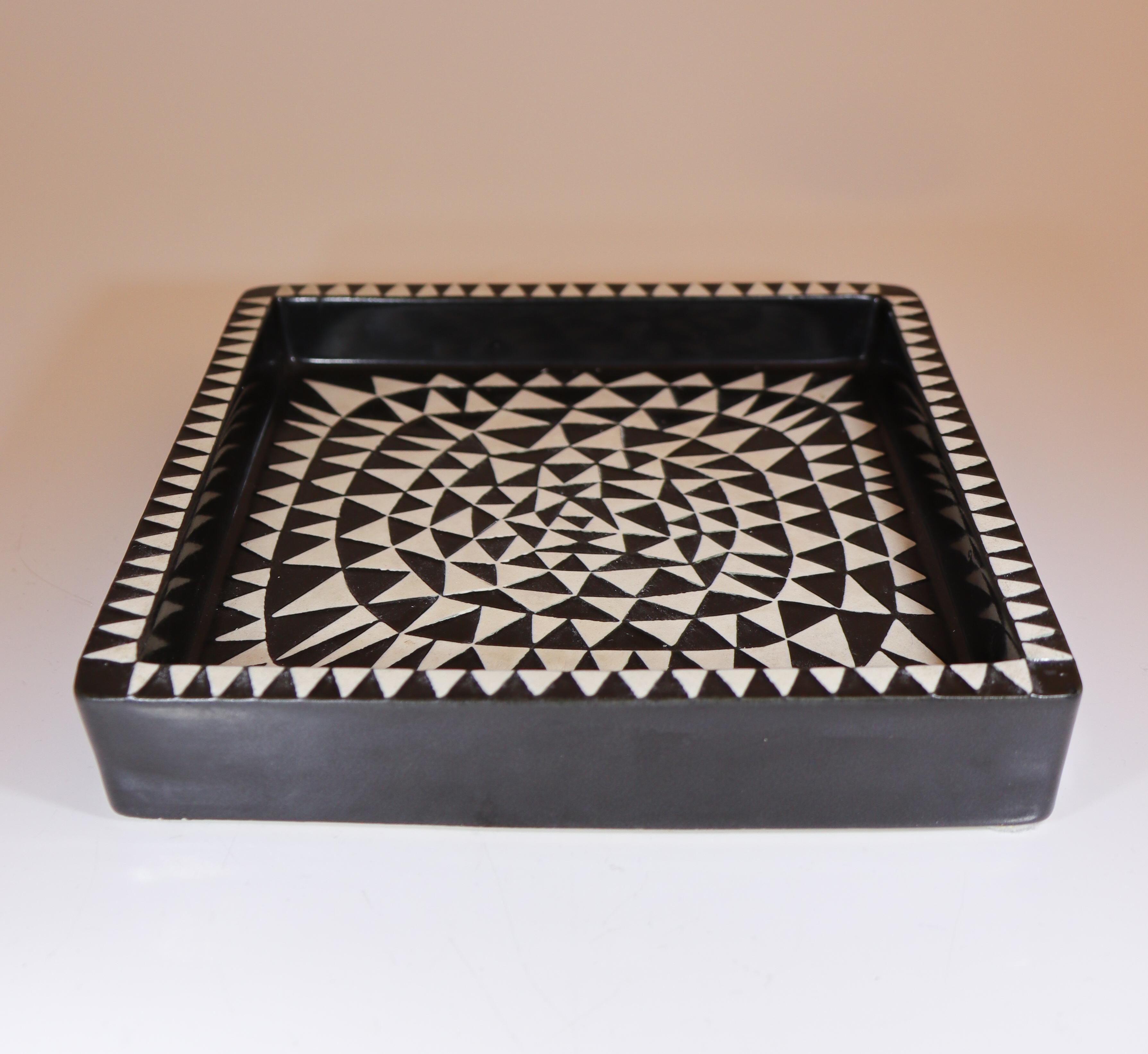 Servierschale Domino in Schwarz-Weiß, Stig Lindberg, Gustavsberg (19. Jahrhundert) im Angebot