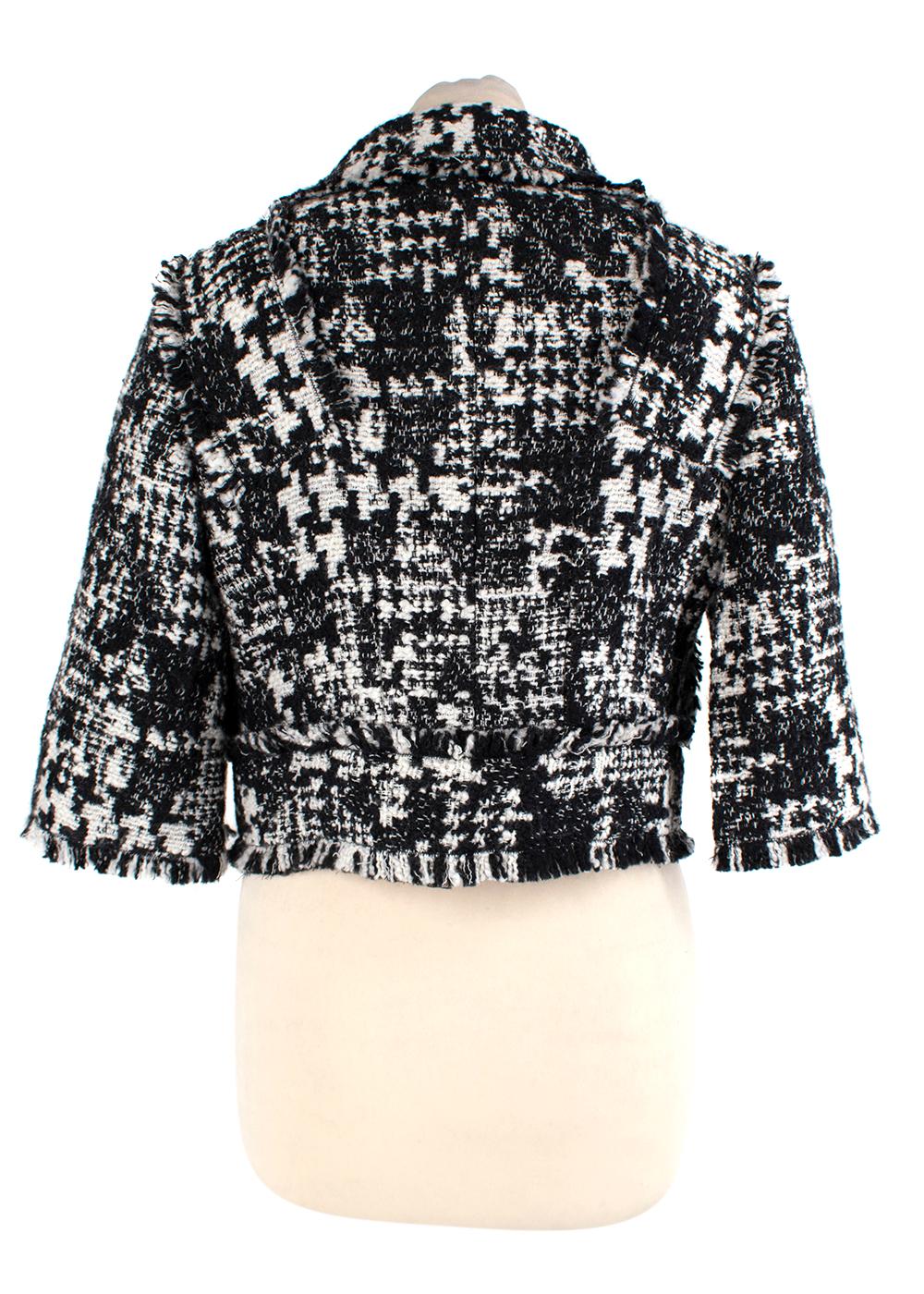 Dolce & Gabbana Black & White Short Tweed Jacket

- Cropped tweed jacket with a Peter Pan collar and half sleeves 
- Large embellished snap button fastenings running down the front opening 
- Fake flap pockets on either side 
- Fringed cuffs,