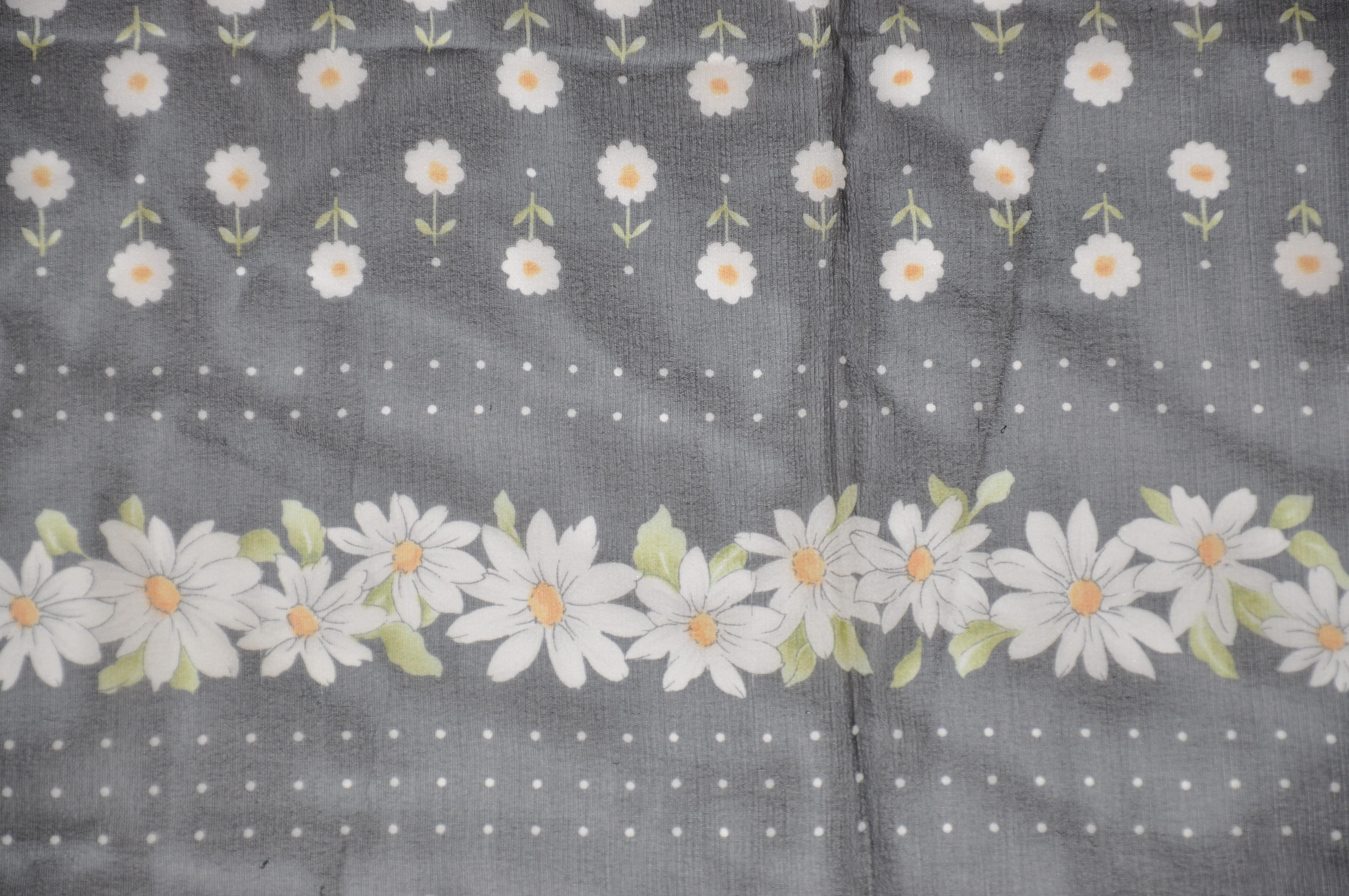 Écharpe en mousseline de soie noire et blanche avec fleurs blanches Unisexe en vente