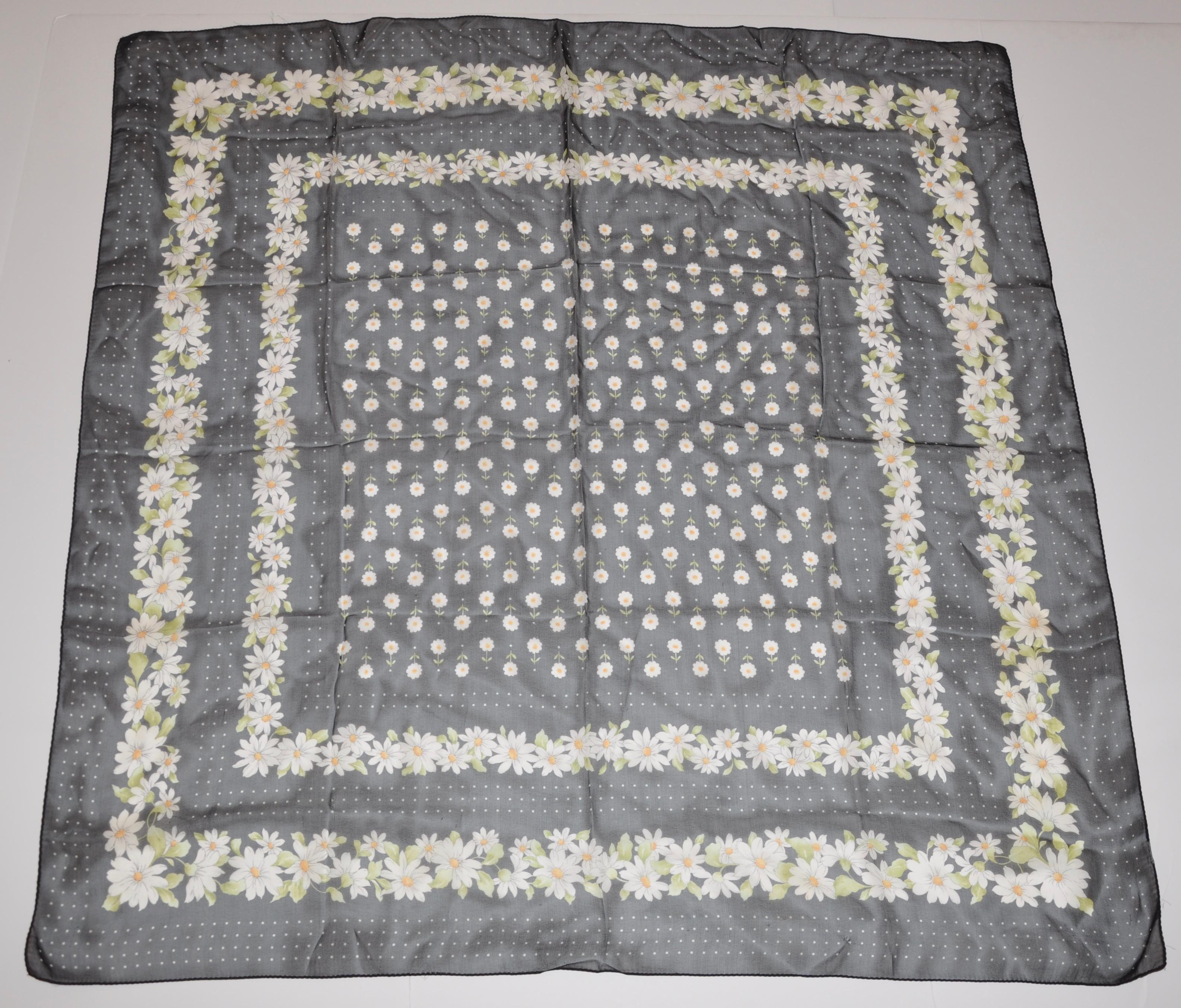 Écharpe en mousseline de soie noire et blanche avec fleurs blanches en vente 1