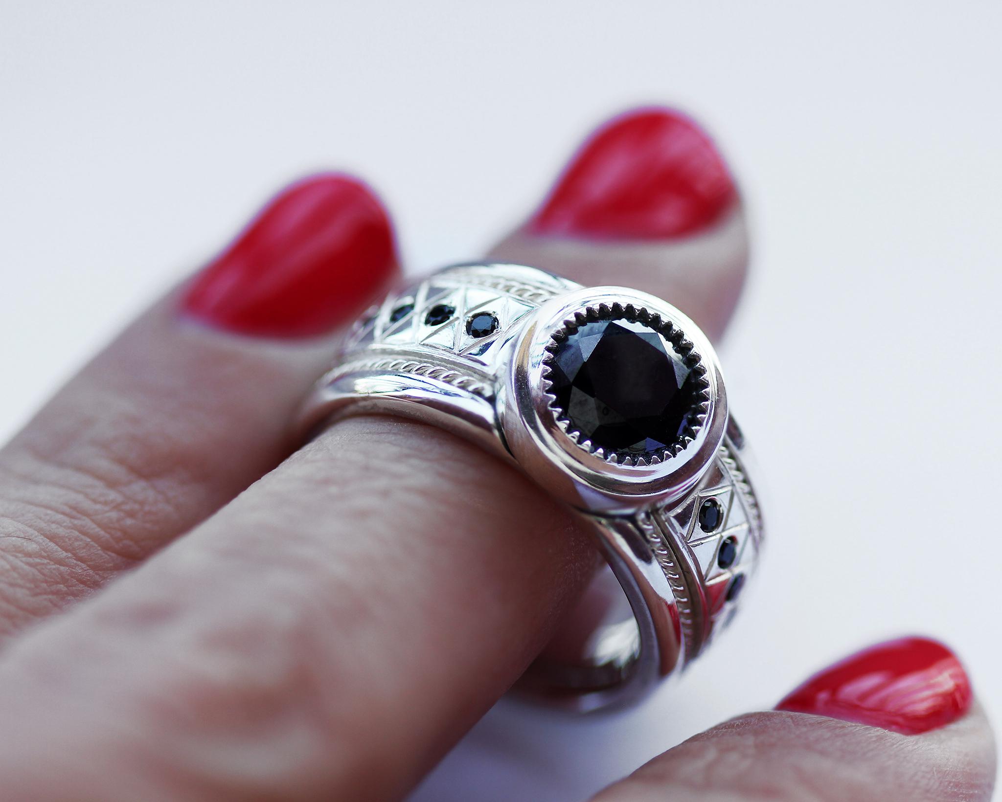 For Sale:  Black & White Strong Traditional Filigree Enamel Detailing Dominante Silver ring 2