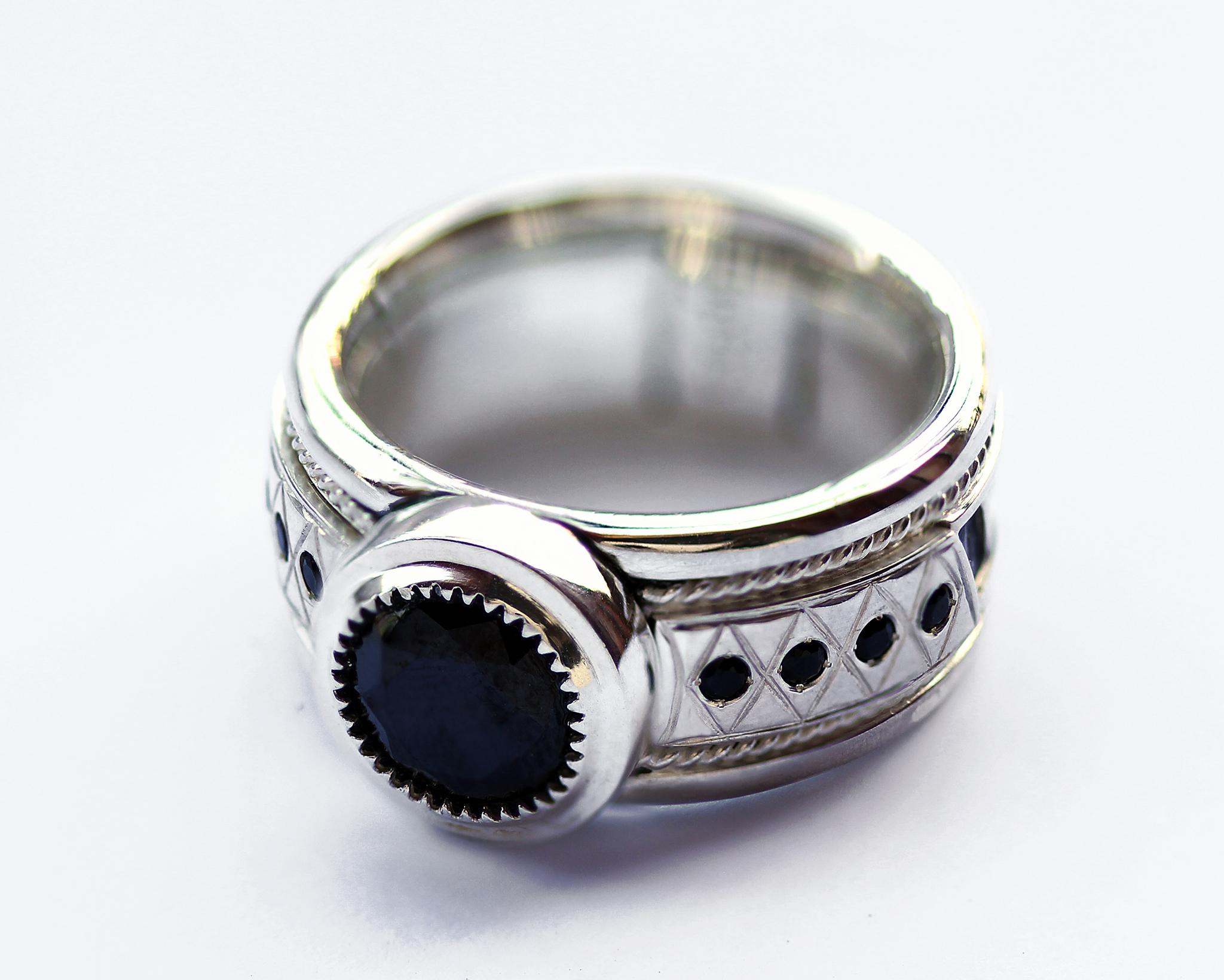 For Sale:  Black & White Strong Traditional Filigree Enamel Detailing Dominante Silver ring 3