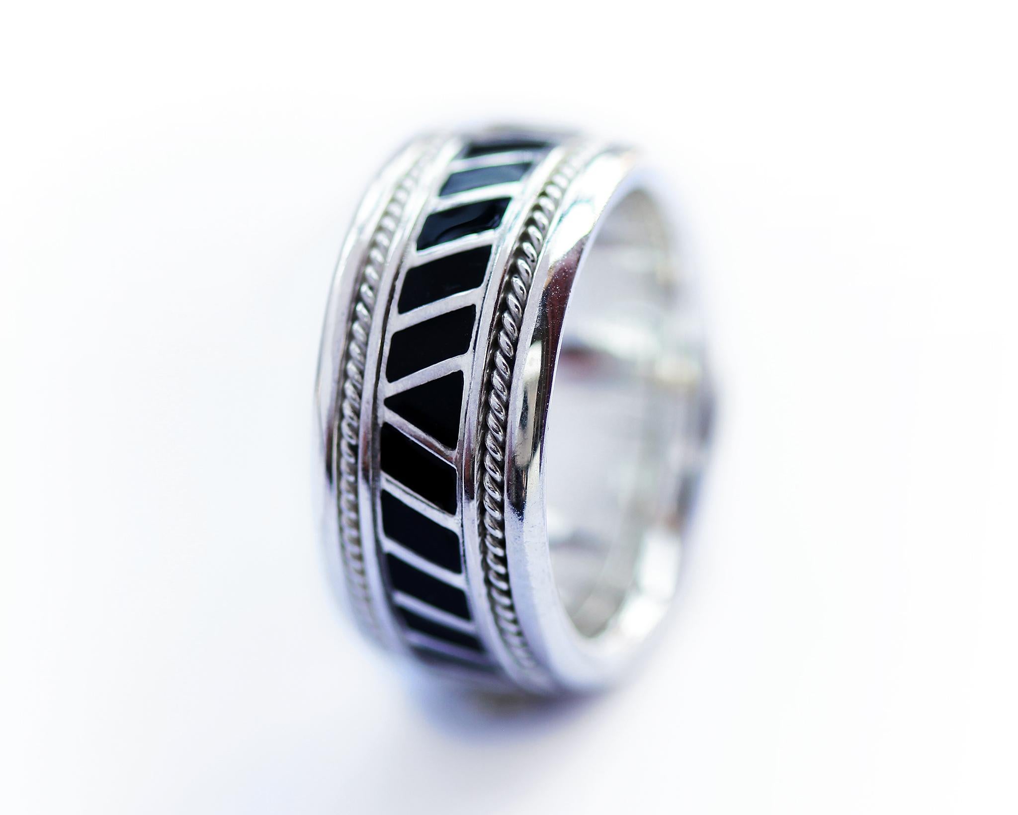 For Sale:  Black & White Strong Traditional Filigree Enamel Detailing Dominante Silver ring 5