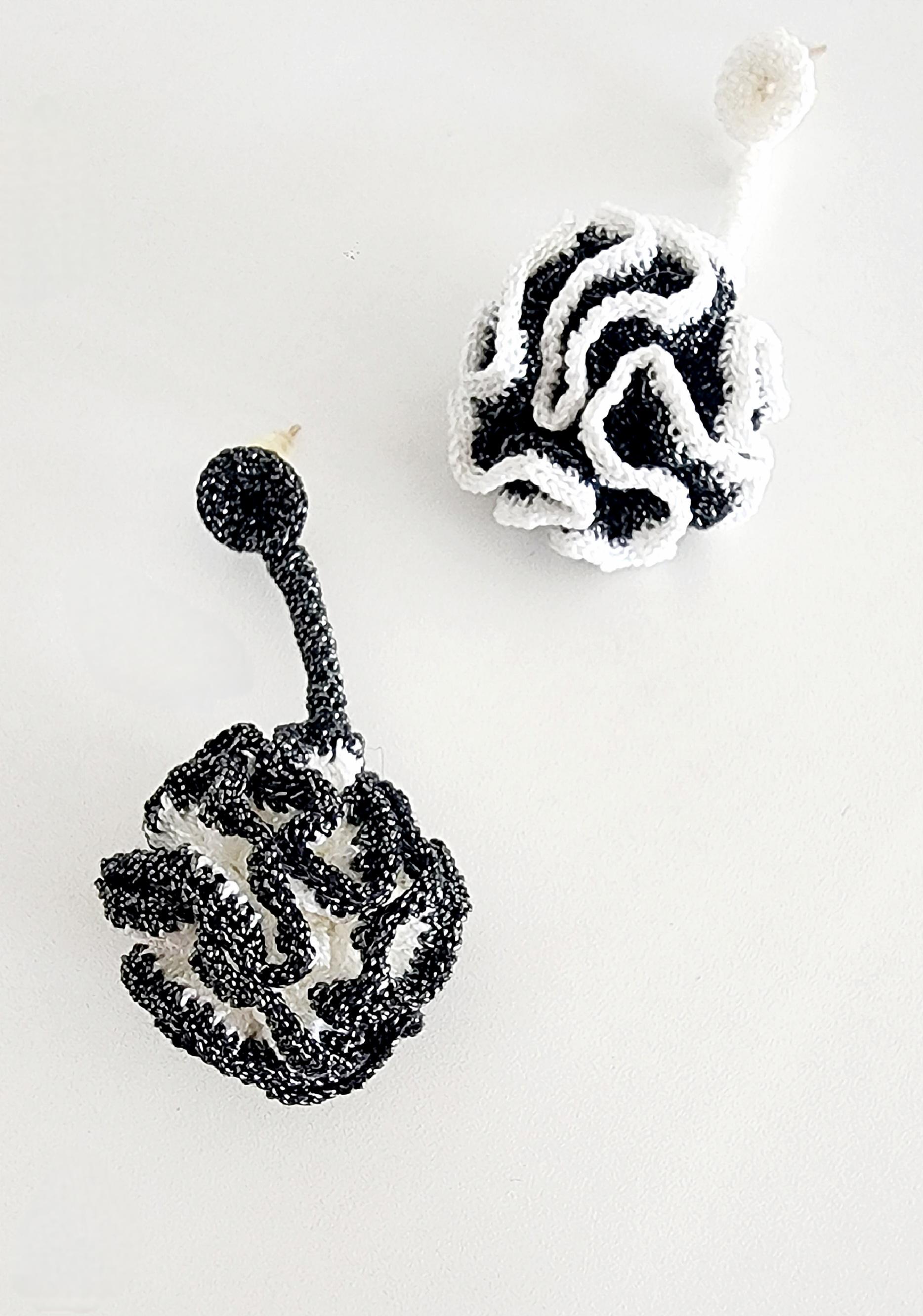 Asymmetrische Ohrringe aus schwarz-weißem Textil in Häkelarbeit im Angebot 1