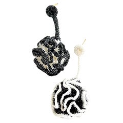 Boucles d'oreilles asymétriques en crochet en textile noir et blanc