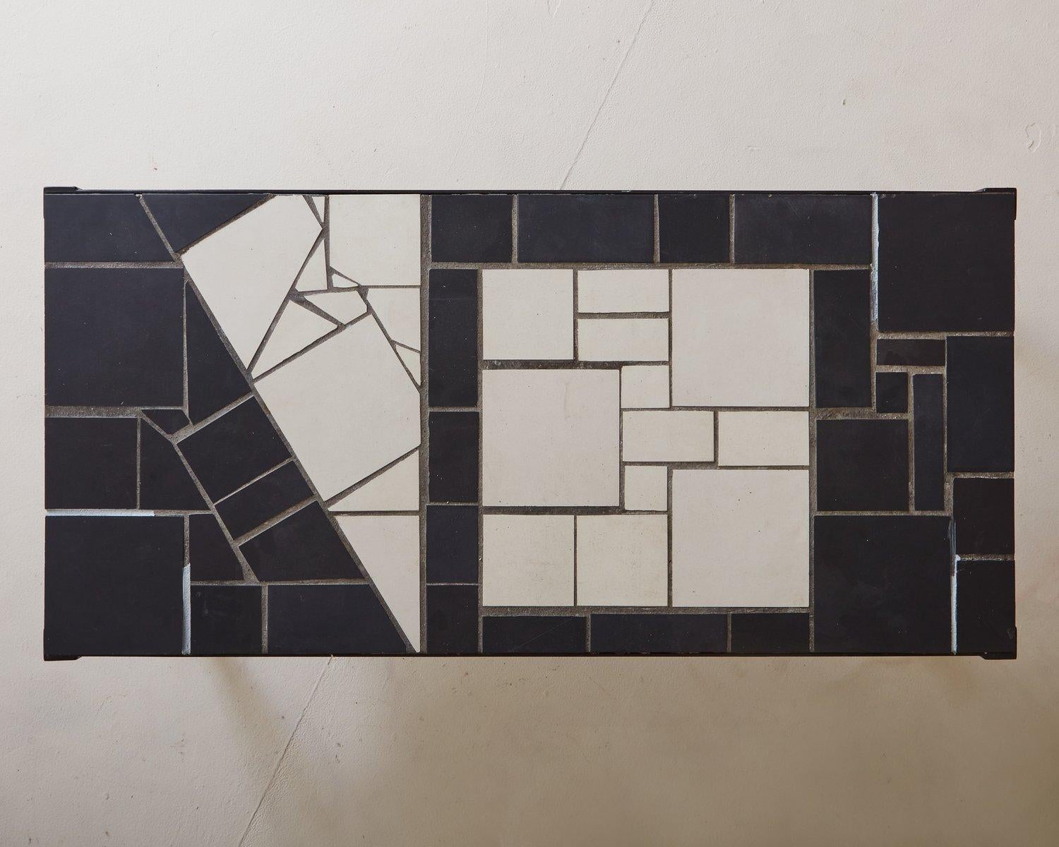 Mesa de centro de azulejos blancos y negros con base de metal, Suiza Siglo XX en venta 1
