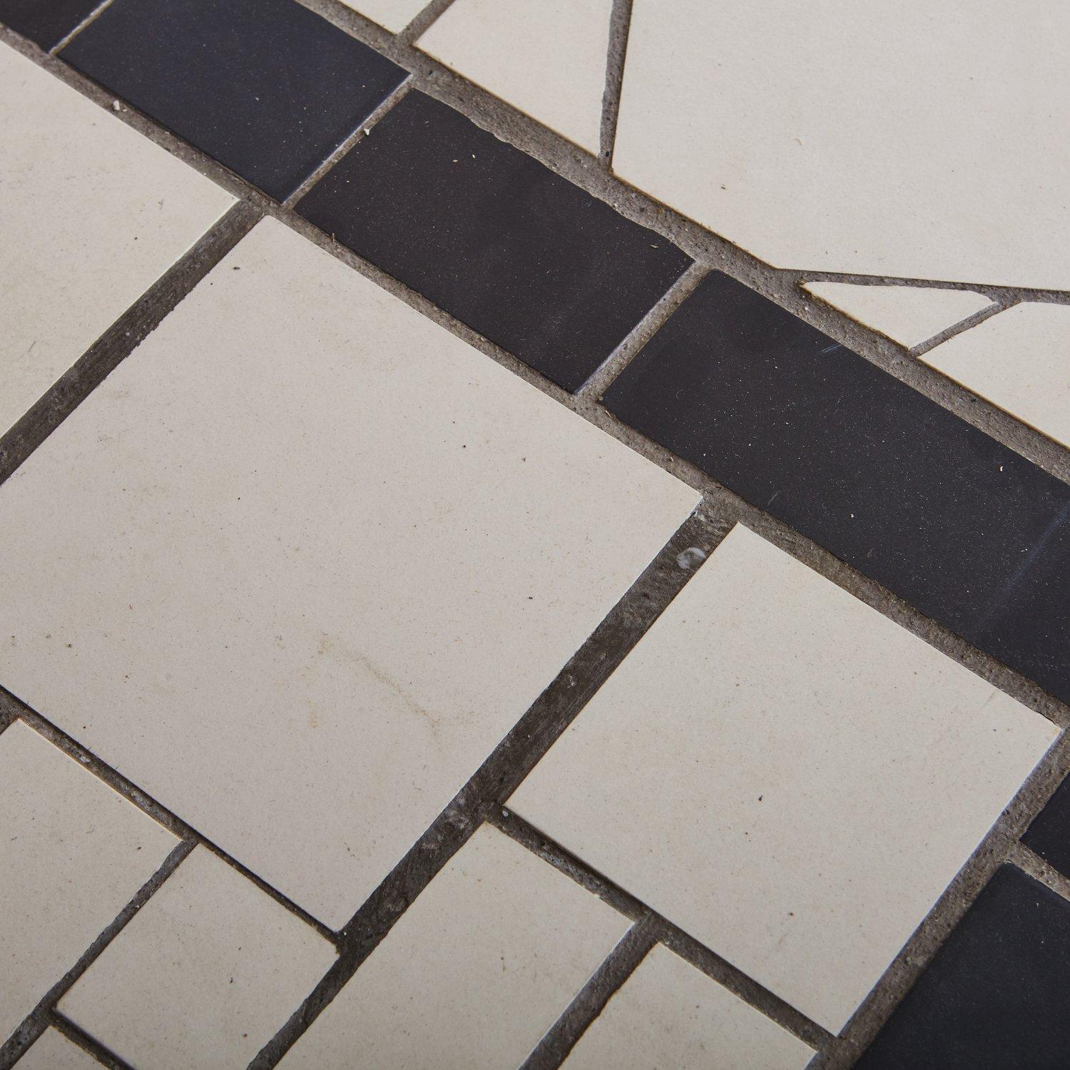 Mesa de centro de azulejos blancos y negros con base de metal, Suiza Siglo XX en venta 2