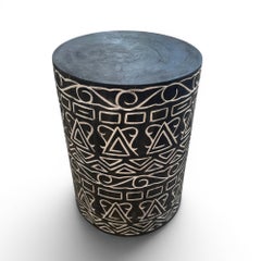 Schwarz-weißer Tribal-Hocker/Tisch
