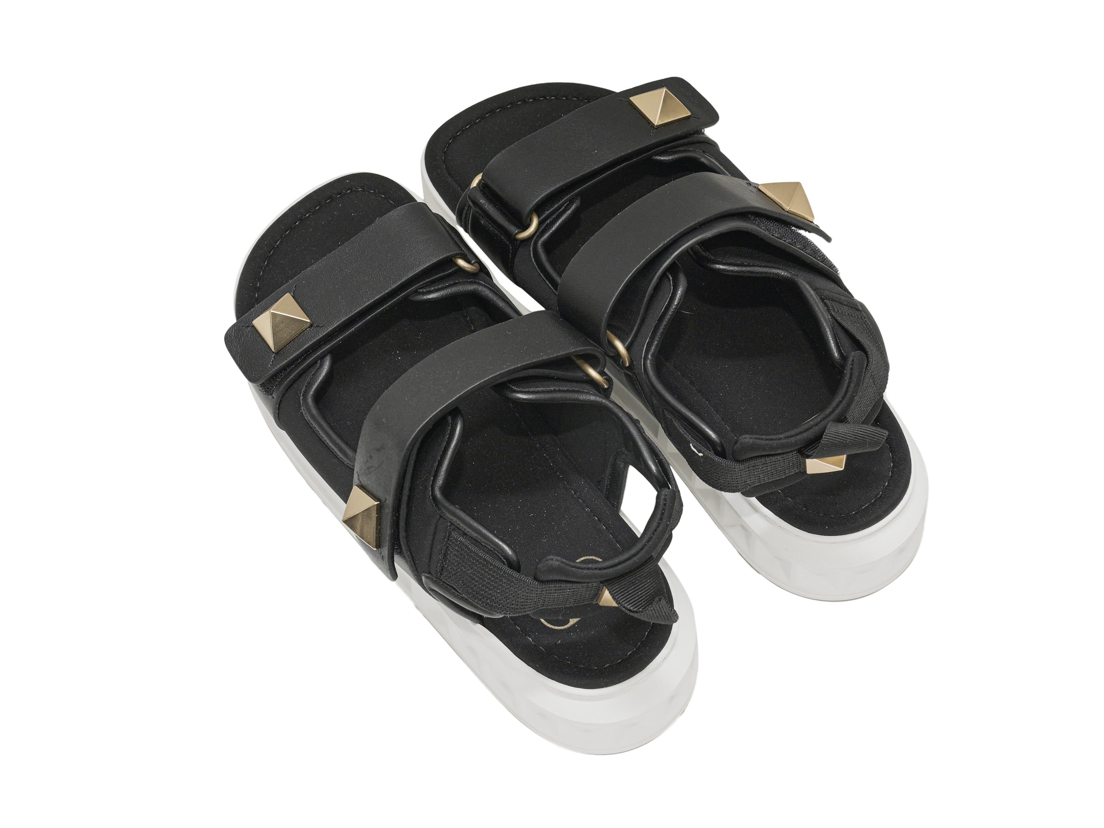 Nero Sandali con velcro Rockstud di Valentino in bianco e nero misura 37,5 in vendita