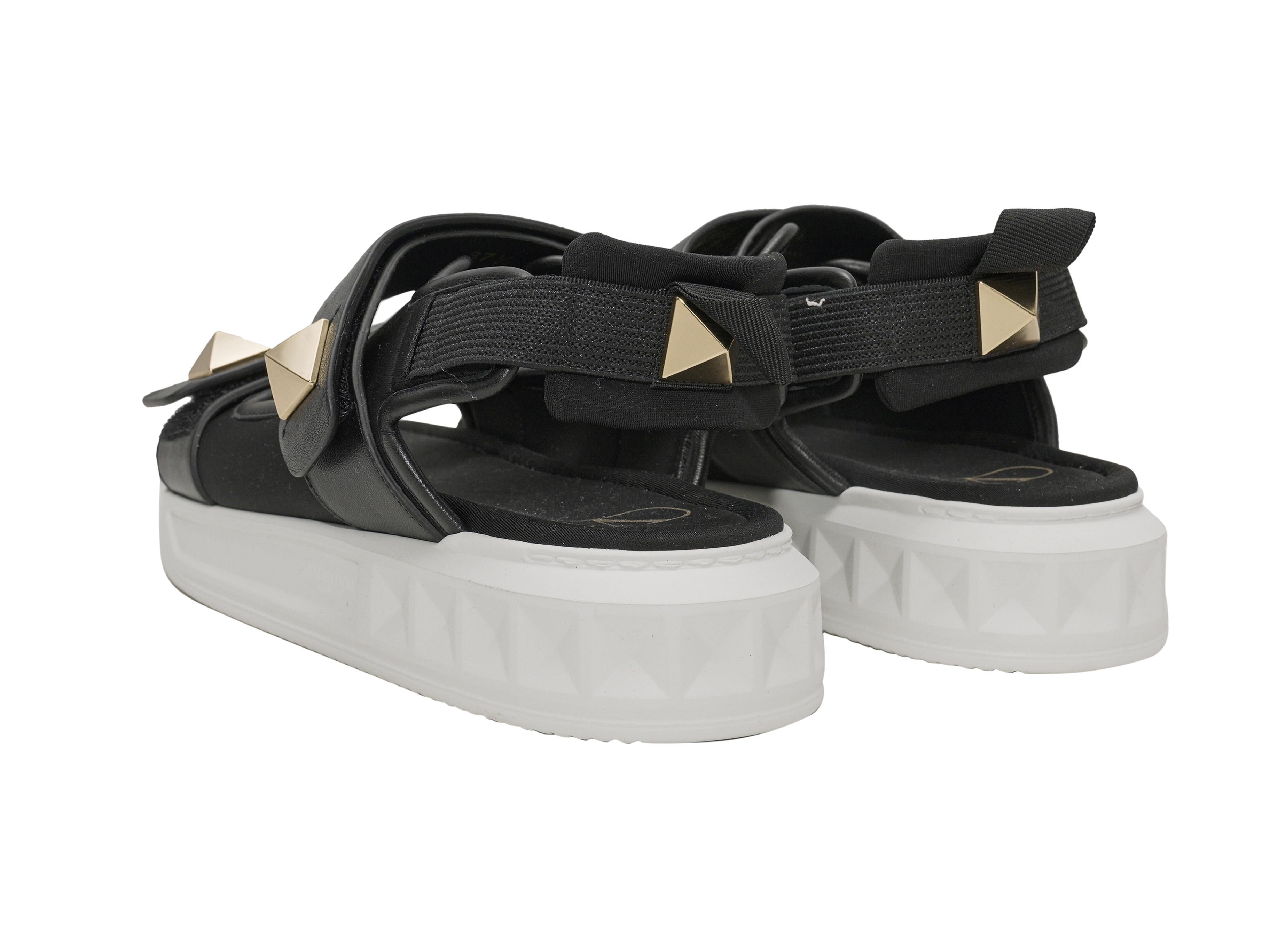 Sandali con velcro Rockstud di Valentino in bianco e nero misura 37,5 In condizioni buone in vendita a New York, NY