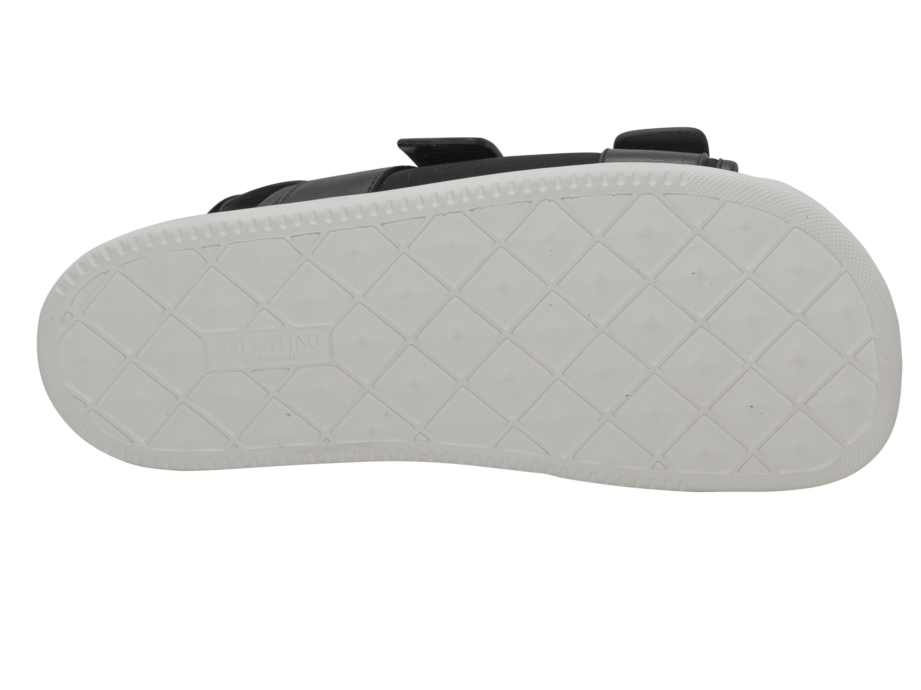 Donna Sandali con velcro Rockstud di Valentino in bianco e nero misura 37,5 in vendita