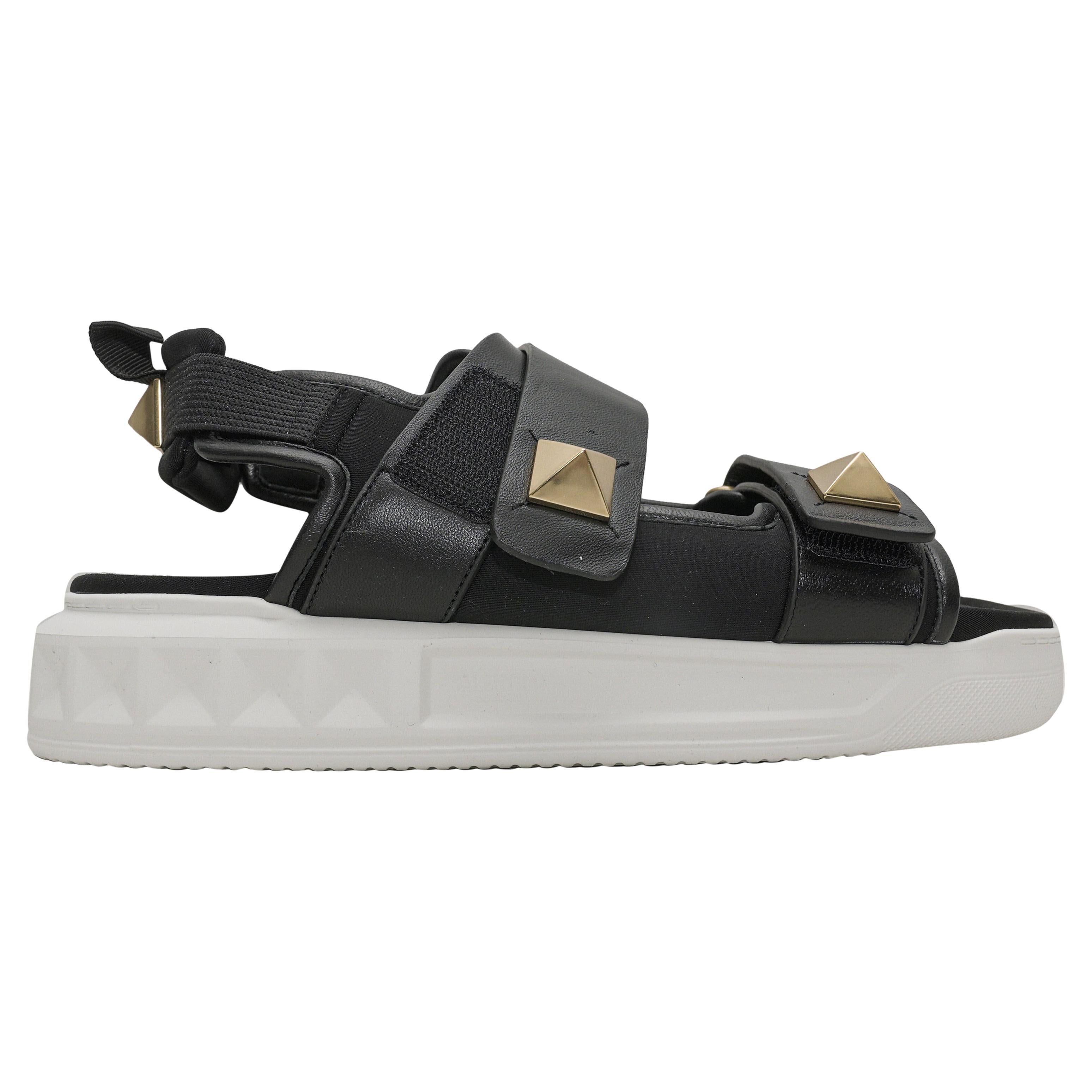 Sandali con velcro Rockstud di Valentino in bianco e nero misura 37,5 in vendita