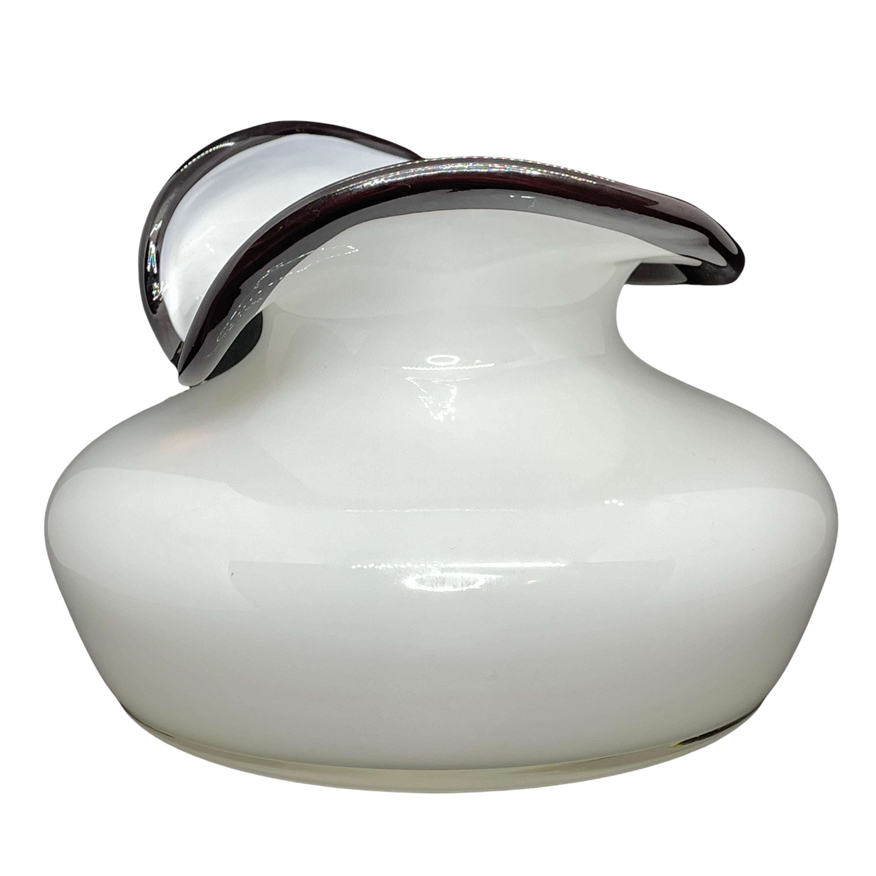 Un beau vase en verre avec une entrée à volants conçu par Jerzy Sluczan - Orkusz pour les Verreries Tarnowiec en Pologne dans les années 1980. Un vase fait à la main en verre au lait avec des détails en verre halite. L'objet de collection, conservé
