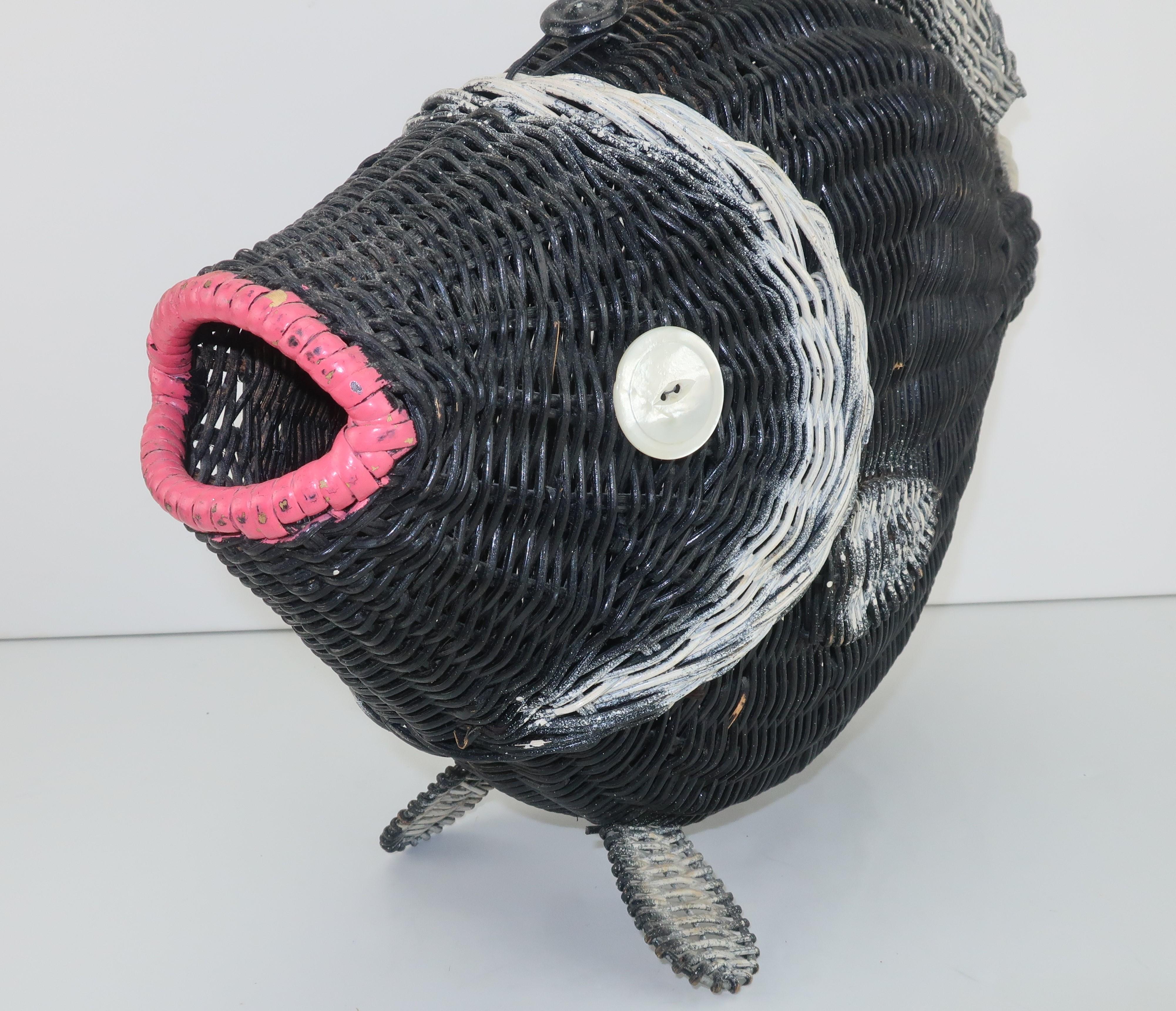 Black & White Wicker Novelty Fish Handbag, 1950’s In Good Condition In Atlanta, GA