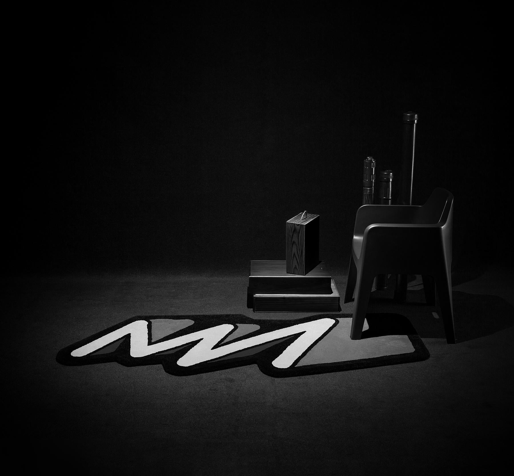 Schwarzer und weißer ZigZag-Läufer aus der Graffiti-Kollektion von Paulo Kobylka (Moderne) im Angebot