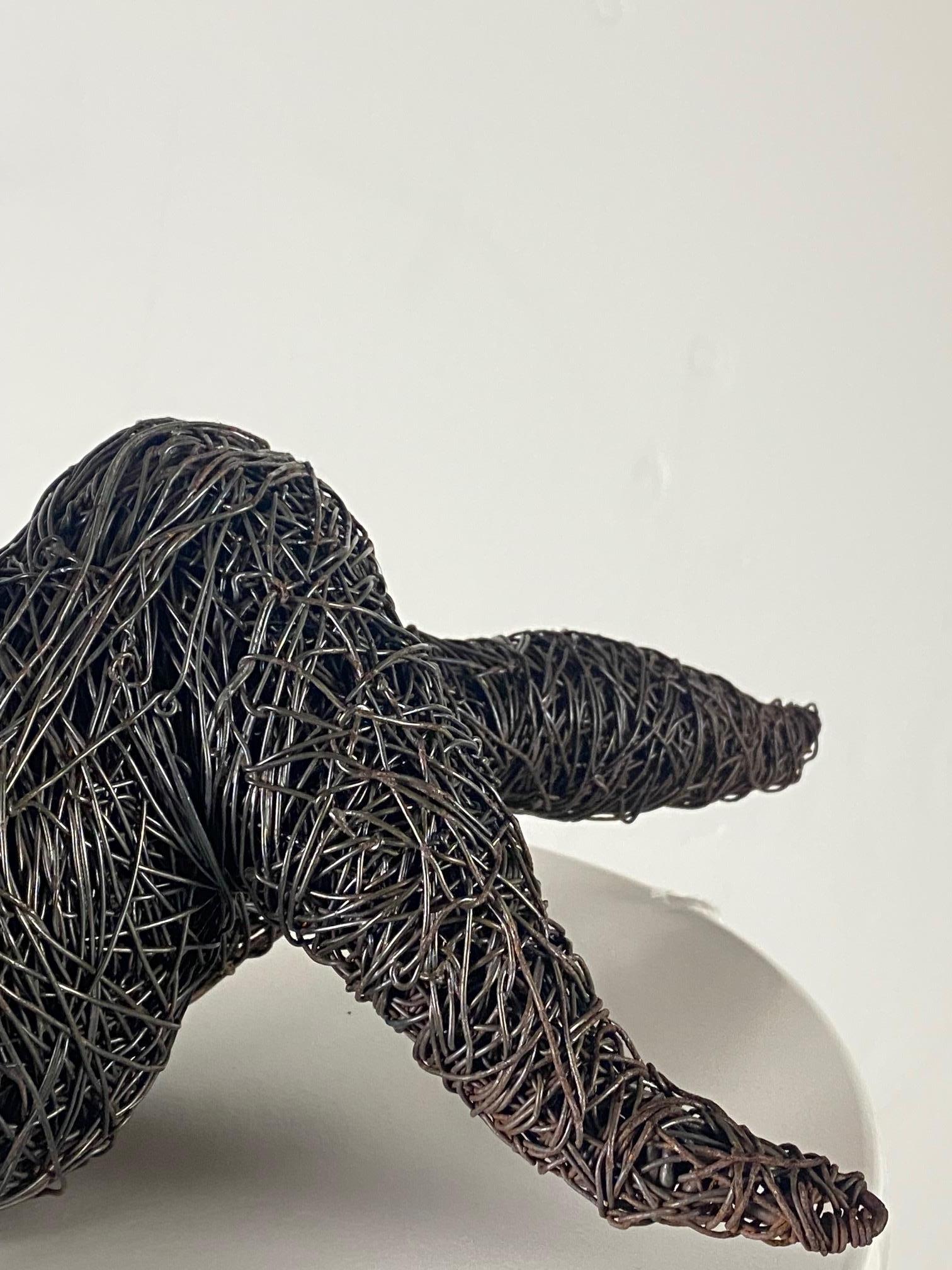 Sculpture en fil de fer d'une femme Lascivious de Karen Akhikyan Bon état - En vente à Pasadena, CA