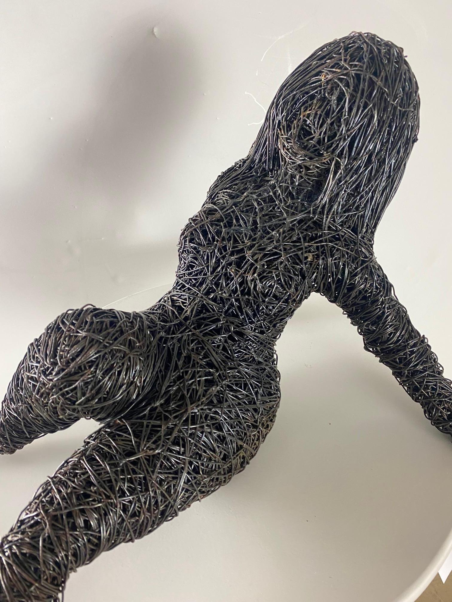 XXIe siècle et contemporain Sculpture en fil de fer d'une femme Lascivious de Karen Akhikyan en vente