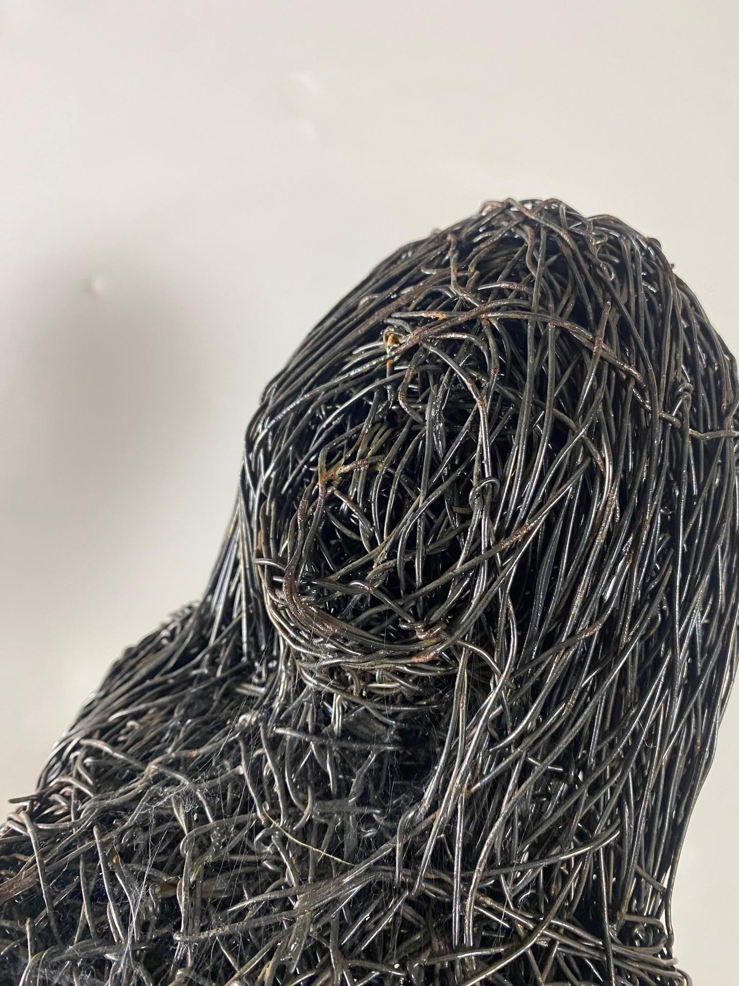 Fil de fer Sculpture en fil de fer d'une femme Lascivious de Karen Akhikyan en vente