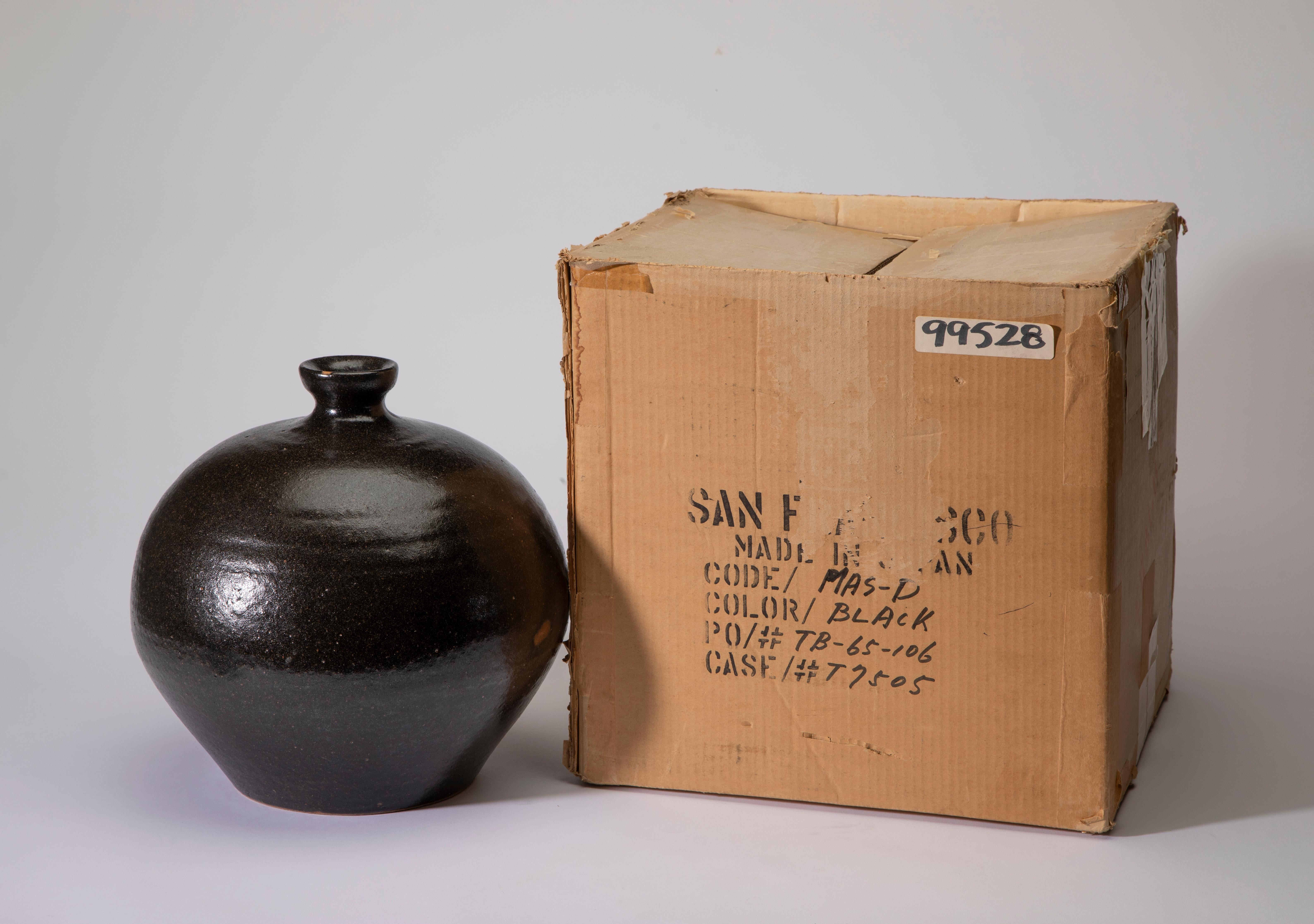 Vase en terre cuite de Mashiko, noir avec des nuances brunes  en vente 3